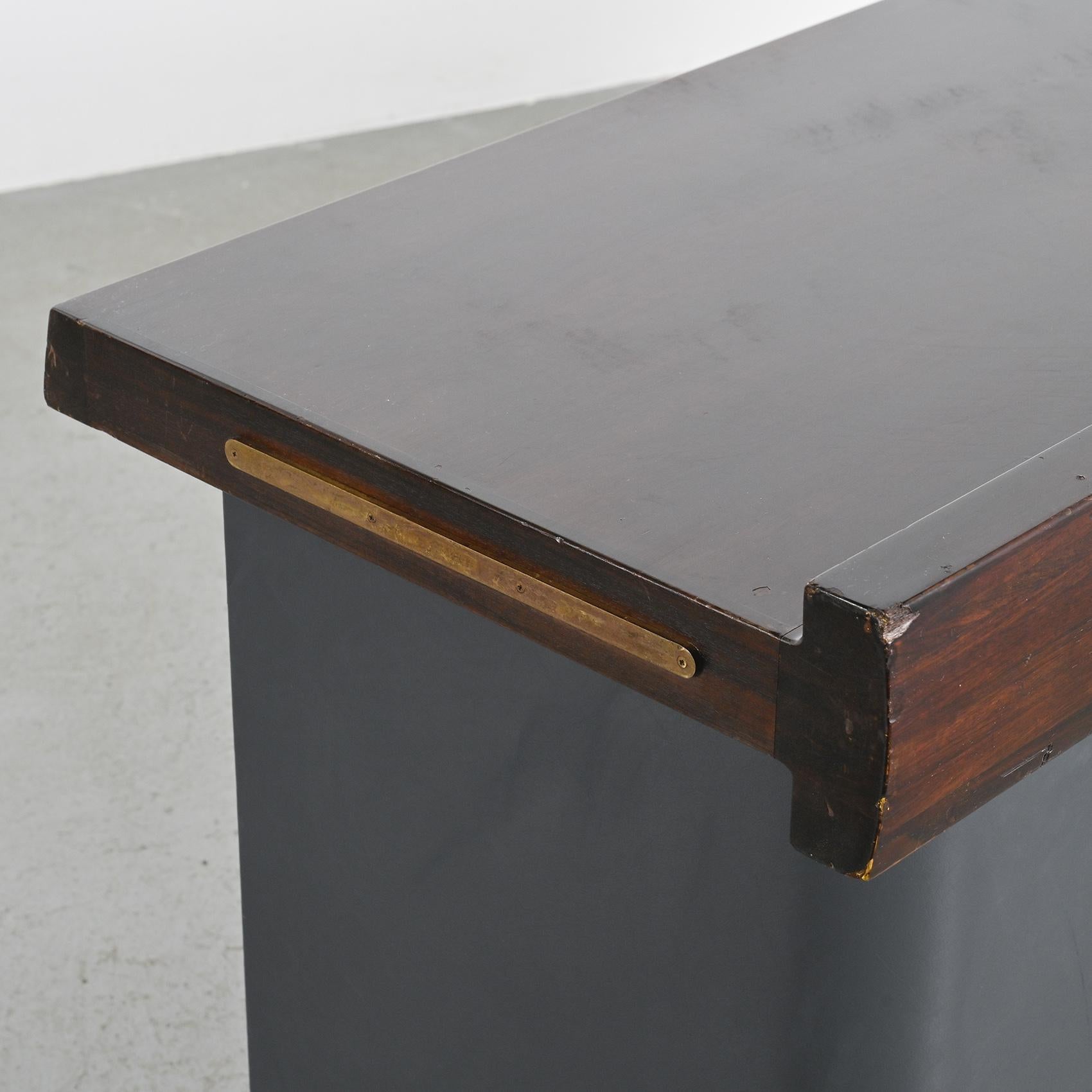 A unique piece, this large reception desk comes from the Kyoto International Conference Center, designed by Sachio Otani and inaugurated in 1966.
Isamu Kenmochi and his studio, the Isamu Kenmochi Design Laboratory, were responsible for the overall