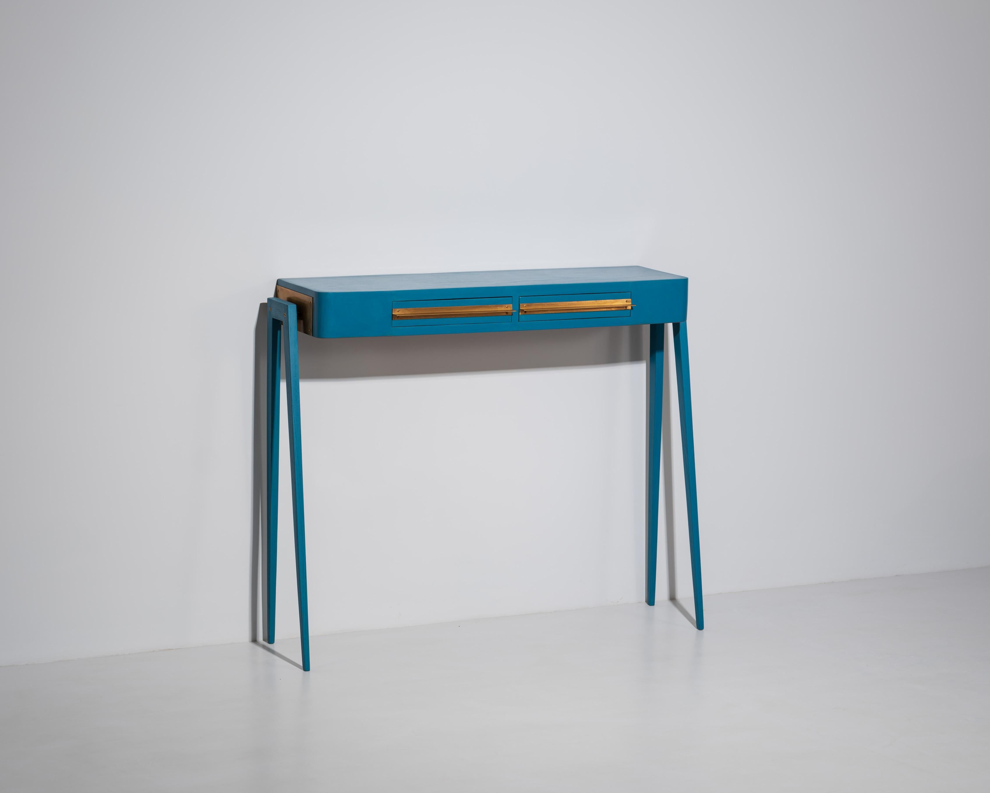 Italian console, blue hand lacquered oak and brass 

Based on an original piece of Italian design from the 1950s, we have performed a complete restoration and also a major restyling on this console.

Significant design and color interventions,