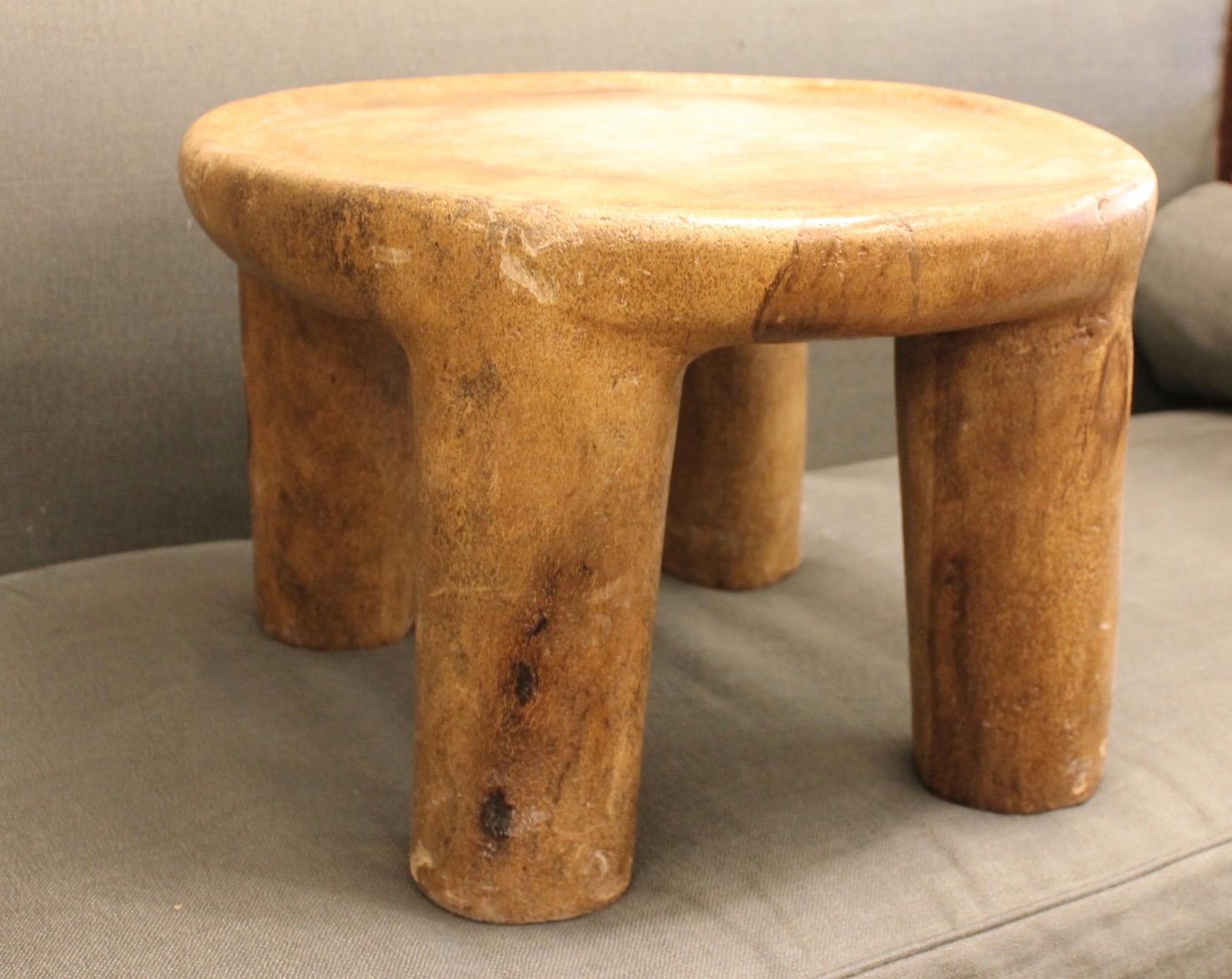 Realization of a table from a palm tree trunk. The legs of the table are carved in the mass.
To obtain the hardness of the wood, it is soaked in salt water and then dried in the sun for several months.
Work done in North Africa,
