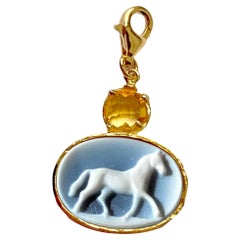 Einzigartiges Stück Unisex-Pferd 18K Gold Schwarzer Achat Citrin gehämmerter geschnitzter Charme
