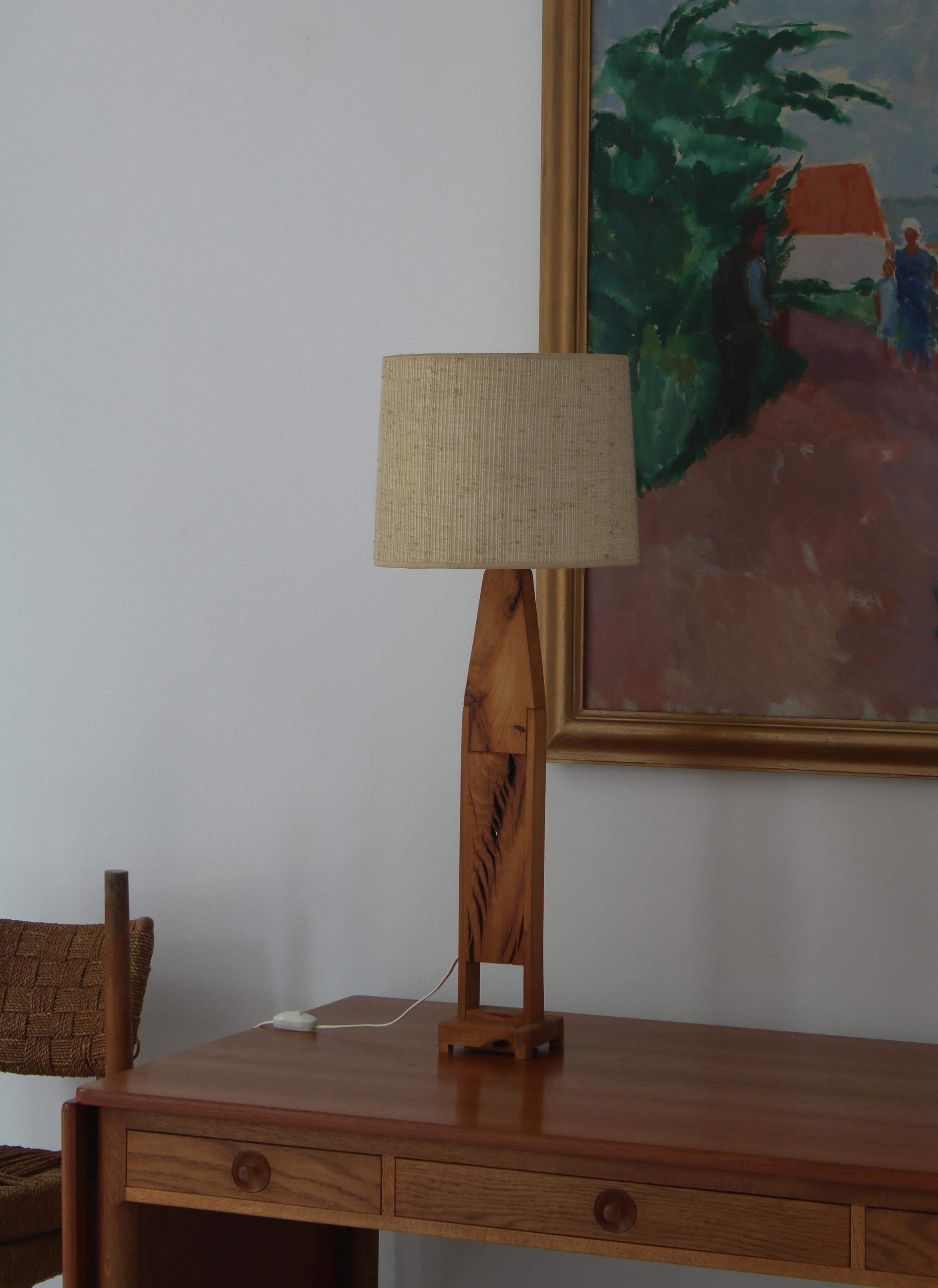 Large unique pinewood floor lamp made in Scandinavia in the 1970s from a single piece of wood. The grain and structure is amazing and the design typical for Scandinavian Modern furniture of the period. Attributed to 