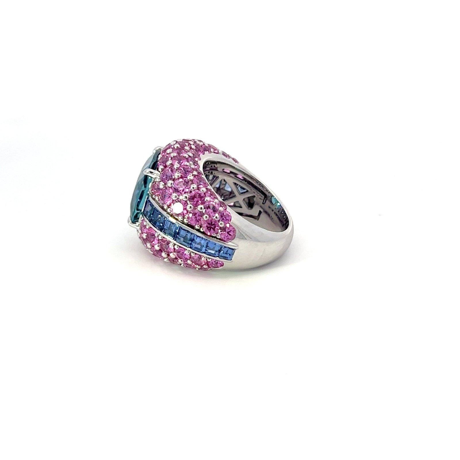 Taglio rotondo Anello esclusivo in oro bianco 18 carati con diamanti e zaffiri rosa e blu in vendita