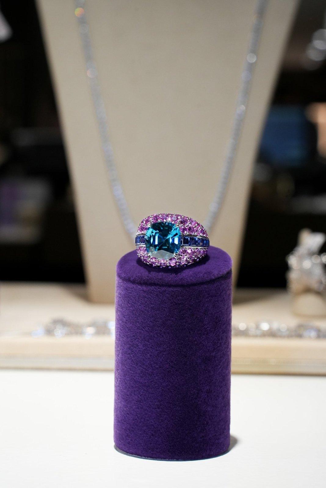 Donna Anello esclusivo in oro bianco 18 carati con diamanti e zaffiri rosa e blu in vendita