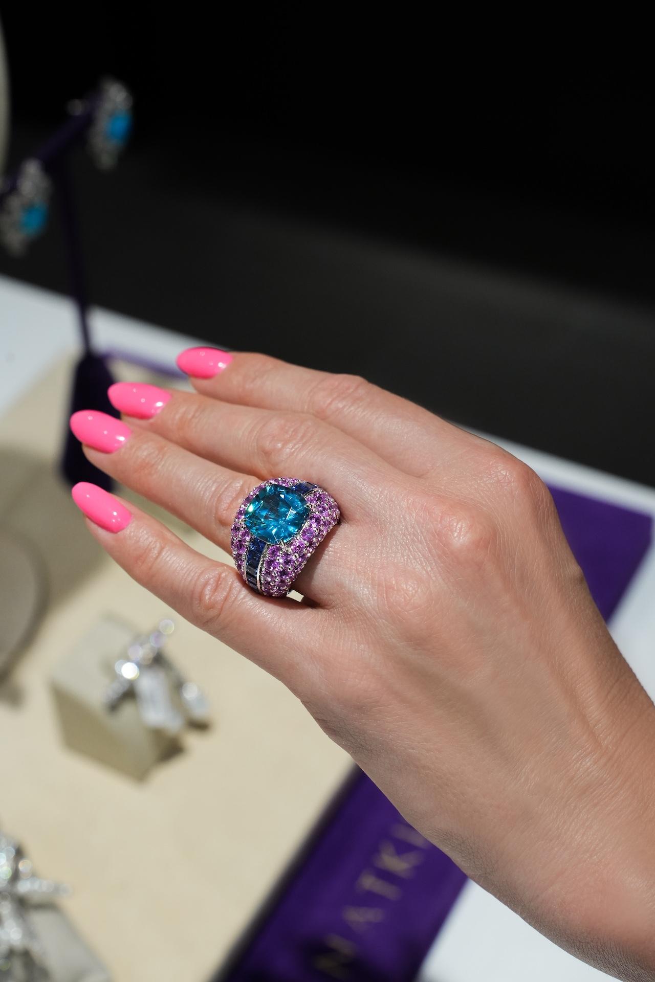 Anello esclusivo in oro bianco 18 carati con diamanti e zaffiri rosa e blu in vendita 1