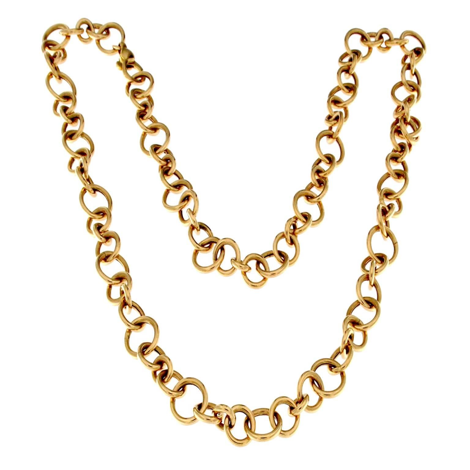 This pink gold headband necklace has an extraordinary dynamism thanks to the scaling of the various circles that attribute a rhythm of unique shapes.
Suitable for all occasions can certainly be used also to attack different pendants.
The total