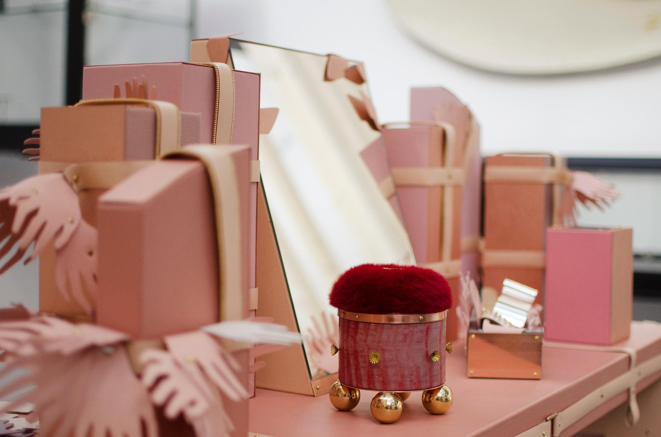 Autre Vanité et miroir en cuir rose d'artiste unique, France en vente