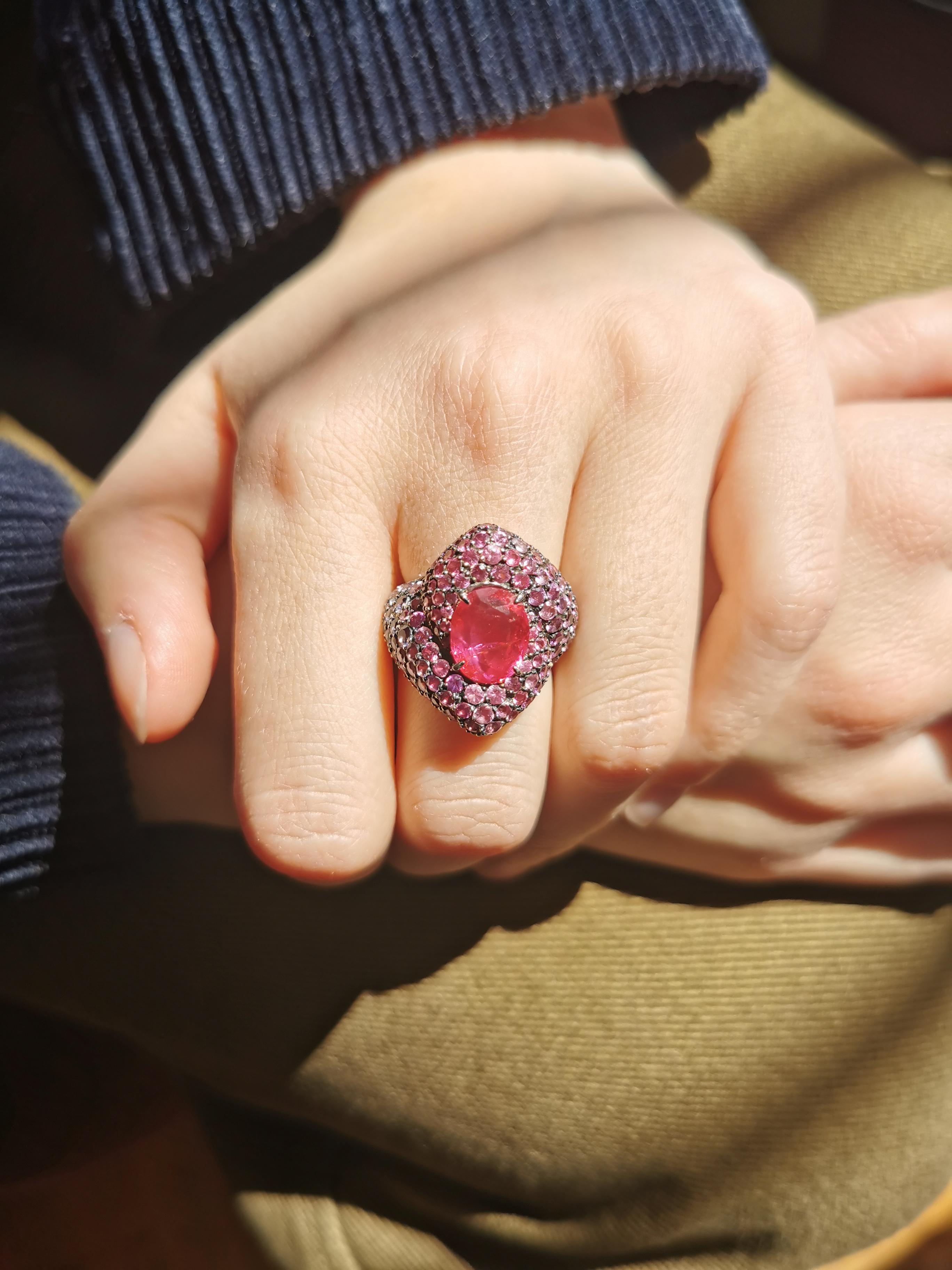 An ovale pink ruby with an intense and glittery colour is enhanced by a subtil pink and purple sapphires pavage. the precious stones 'graduation colours accentuates the form and reveals the ring's volume.
Black rhodium setting
Ovale pink ruby : 3,58