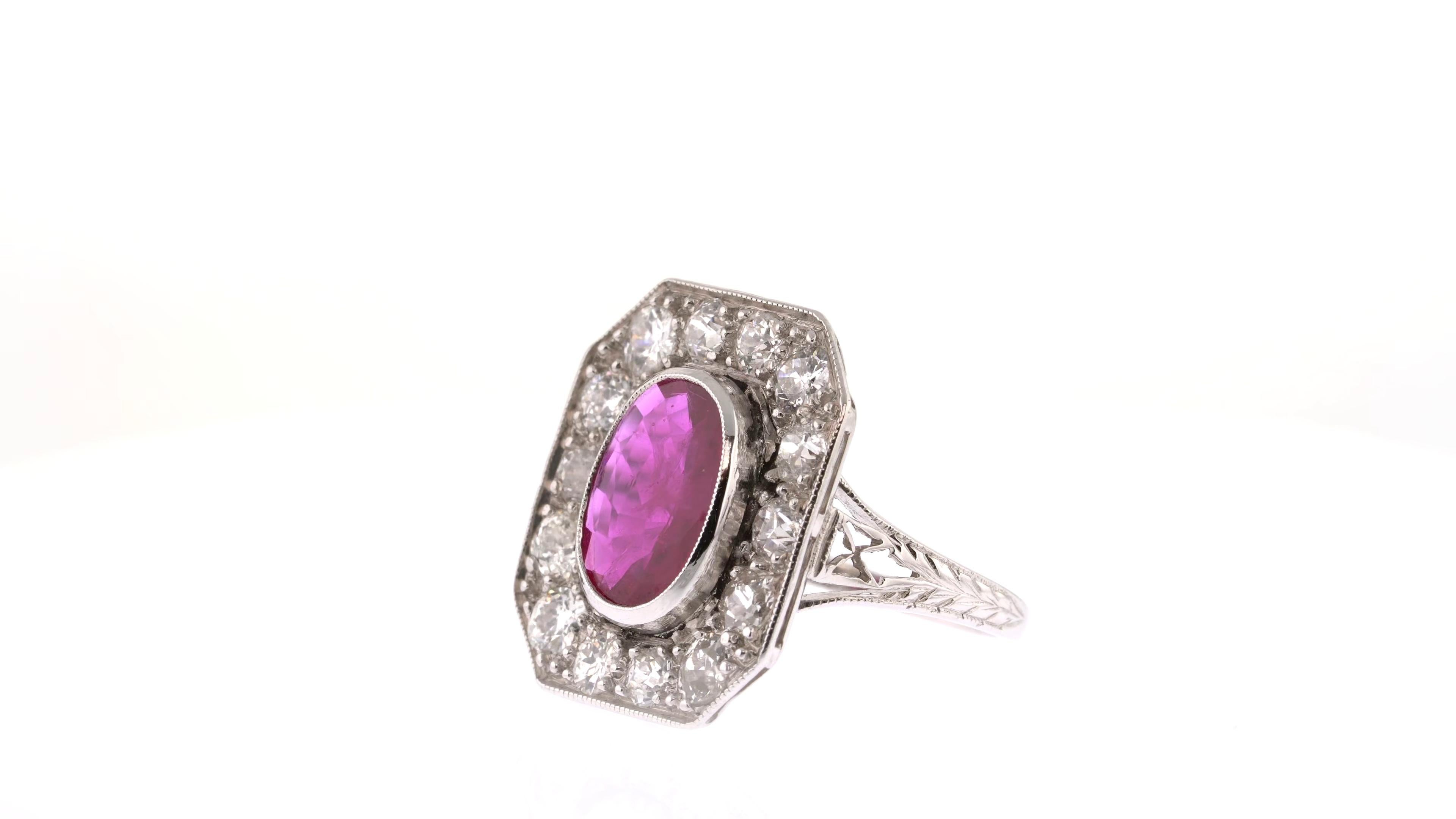 Anillo de Rubí Rojo con Rodete de Diamantes Blancos en Excelente estado para la venta en London, GB