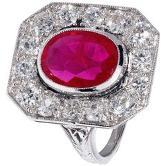 Bague en rubis rouge avec entourage de diamants blancs