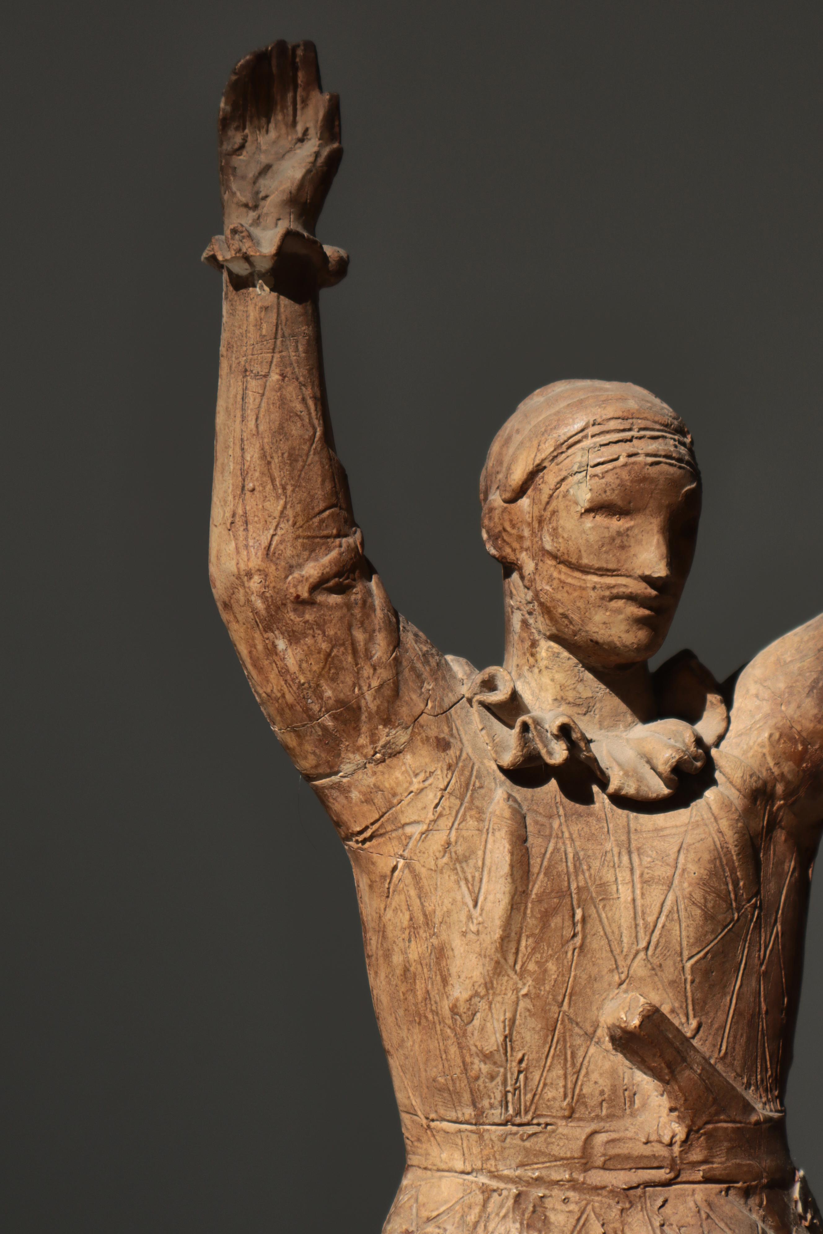 Sculpture en plâtre moulé à la main du personnage de la commedia dell'arte Arlequin réalisée par le sculpteur danois Einar Utzon-Frank dans les années 1930. Ce plâtre a servi de modèle pour un certain nombre de moulages en bronze du