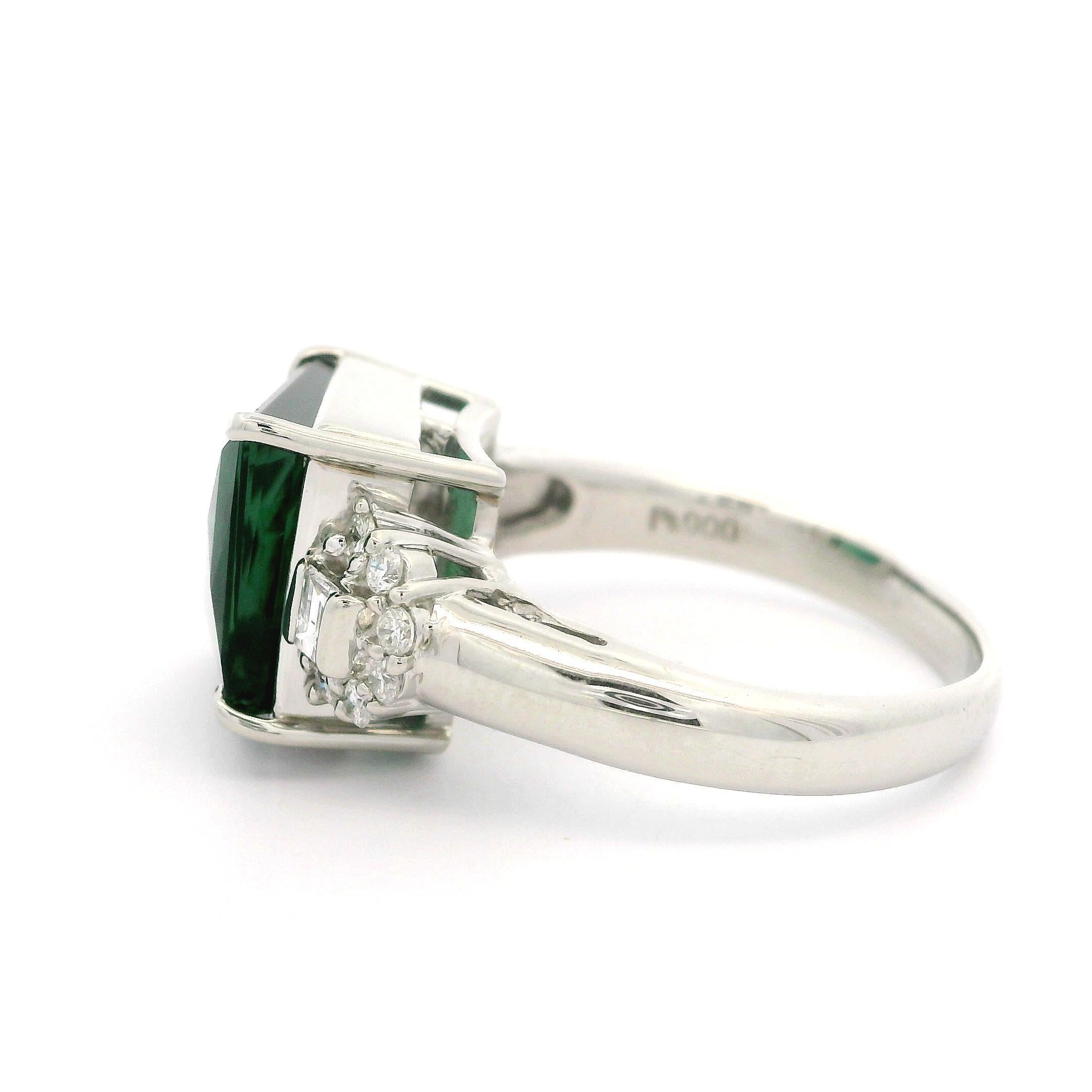 Anillo de cóctel único de platino con turmalina verde en cojín de 6,65 ct y diamantes en los lados en venta 5