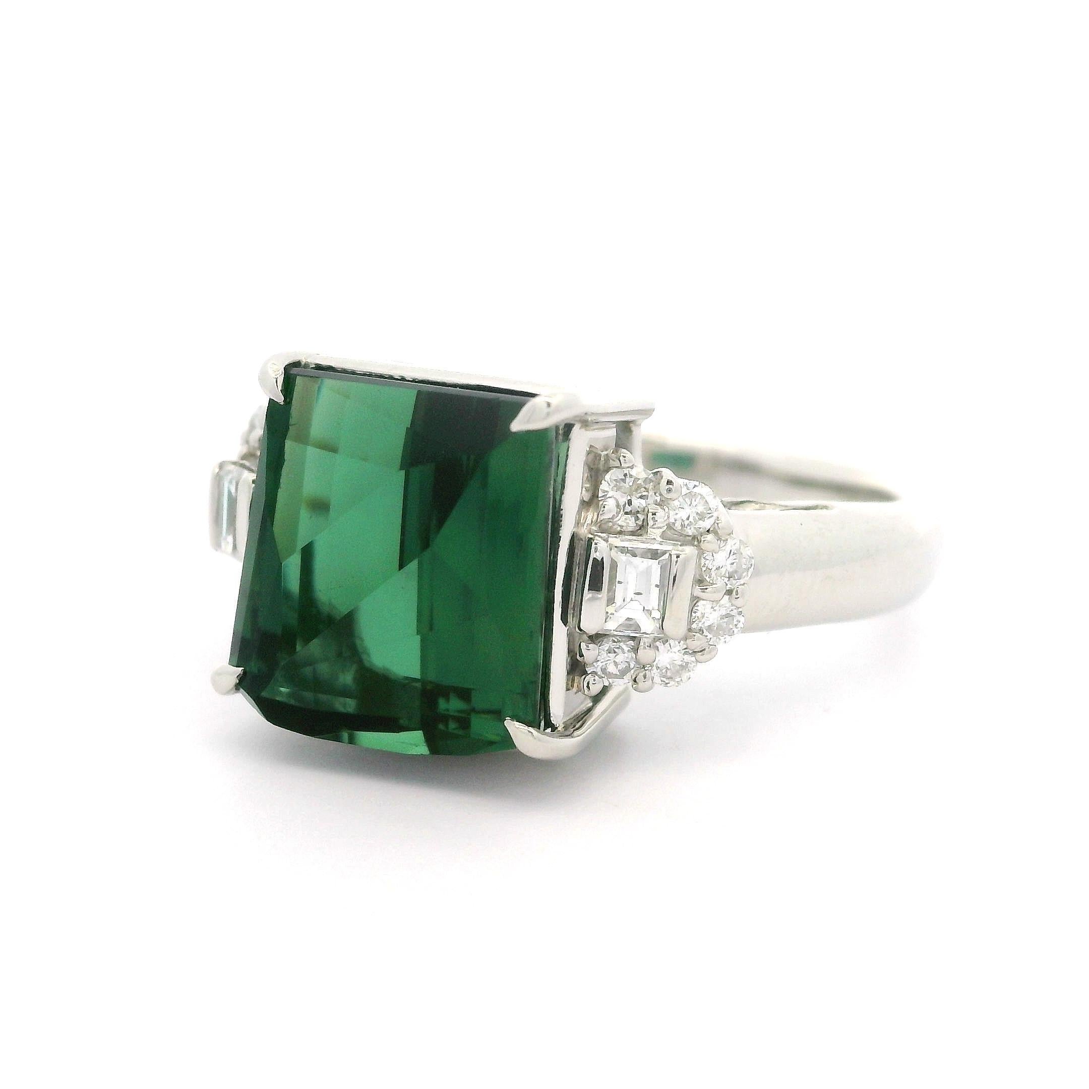 Anillo de cóctel único de platino con turmalina verde en cojín de 6,65 ct y diamantes en los lados en venta 7