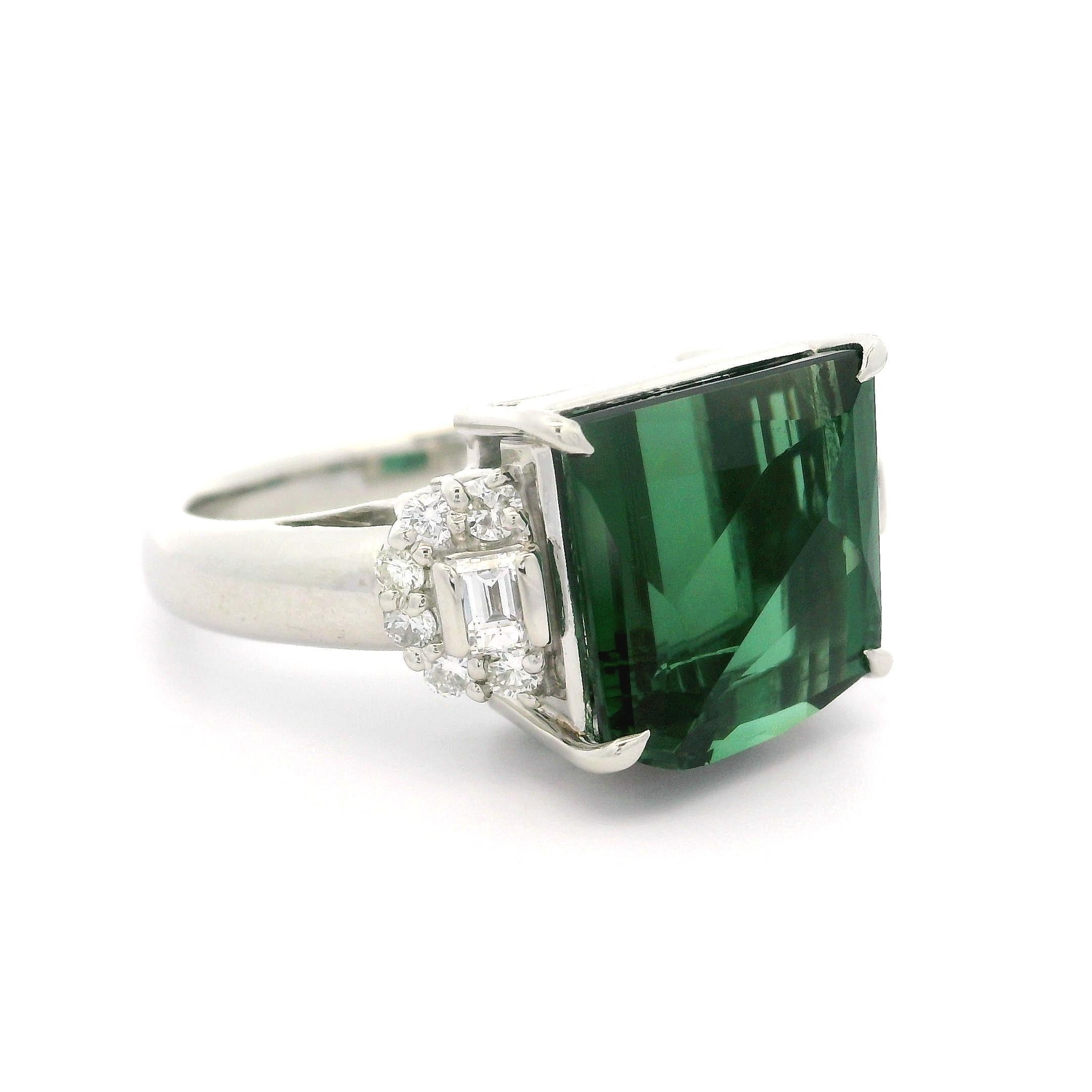 Anillo de cóctel único de platino con turmalina verde en cojín de 6,65 ct y diamantes en los lados en venta 8