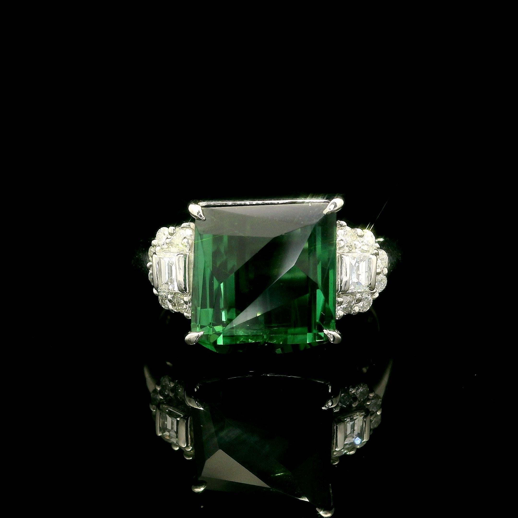 Anillo de cóctel único de platino con turmalina verde en cojín de 6,65 ct y diamantes en los lados en venta 9
