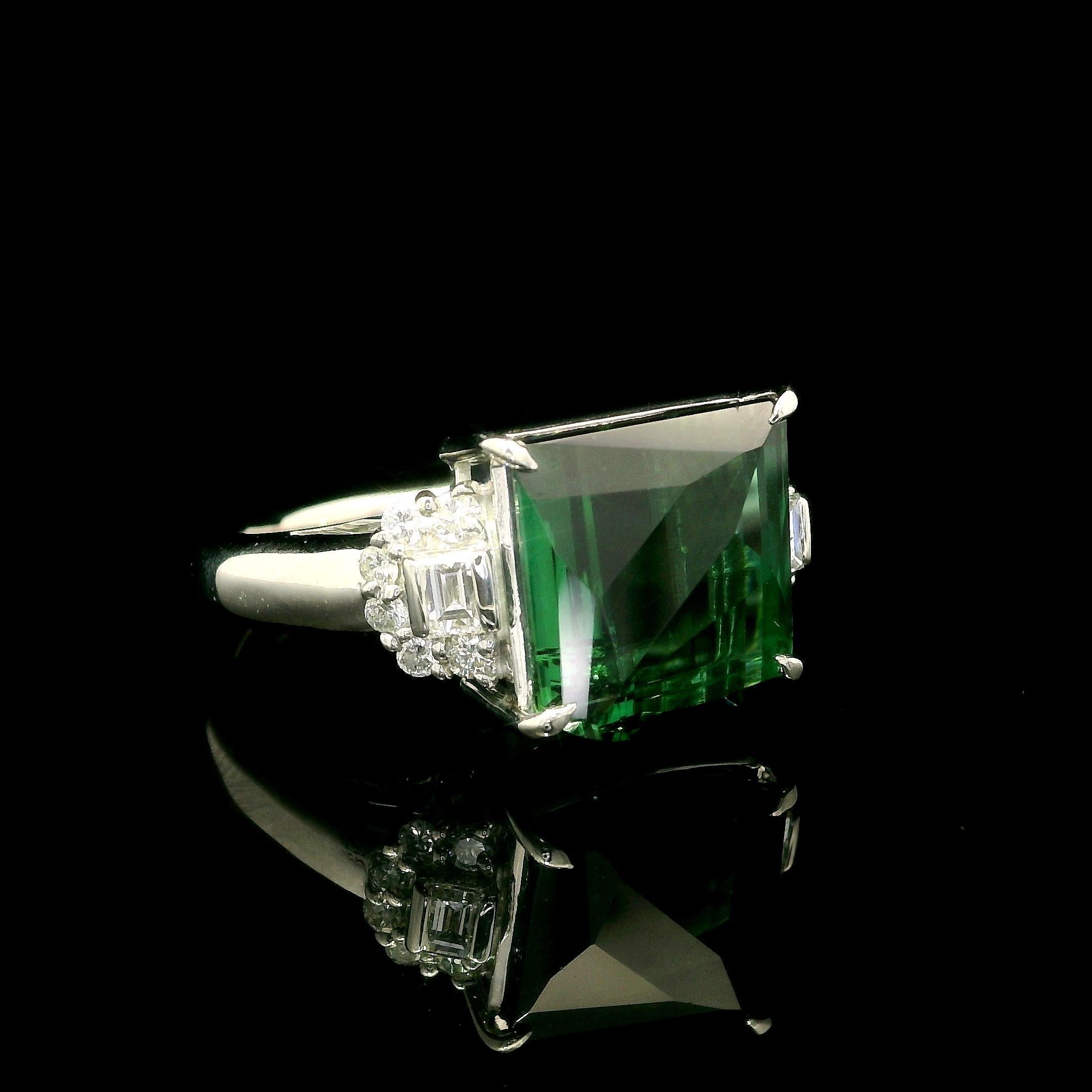Anillo de cóctel único de platino con turmalina verde en cojín de 6,65 ct y diamantes en los lados en venta 10