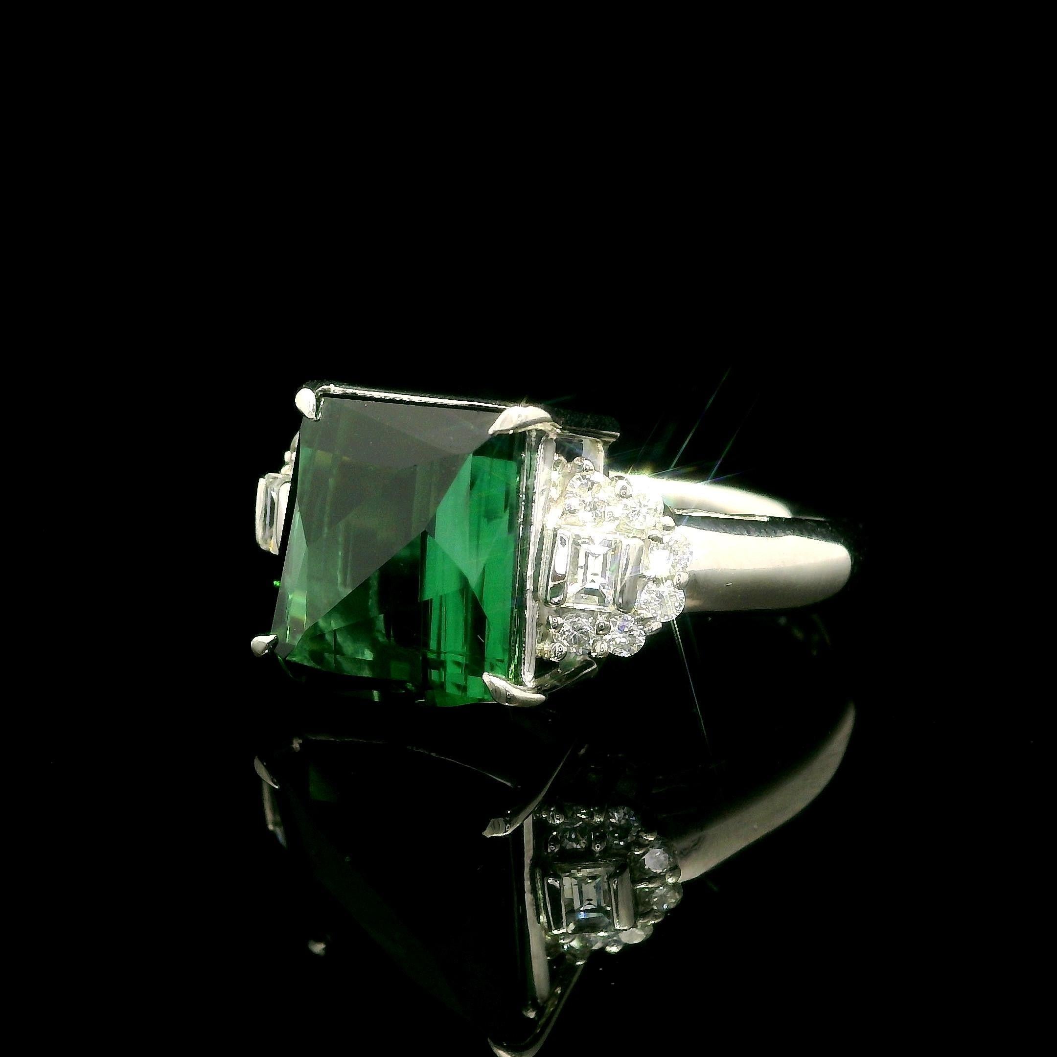 Anillo de cóctel único de platino con turmalina verde en cojín de 6,65 ct y diamantes en los lados en venta 11
