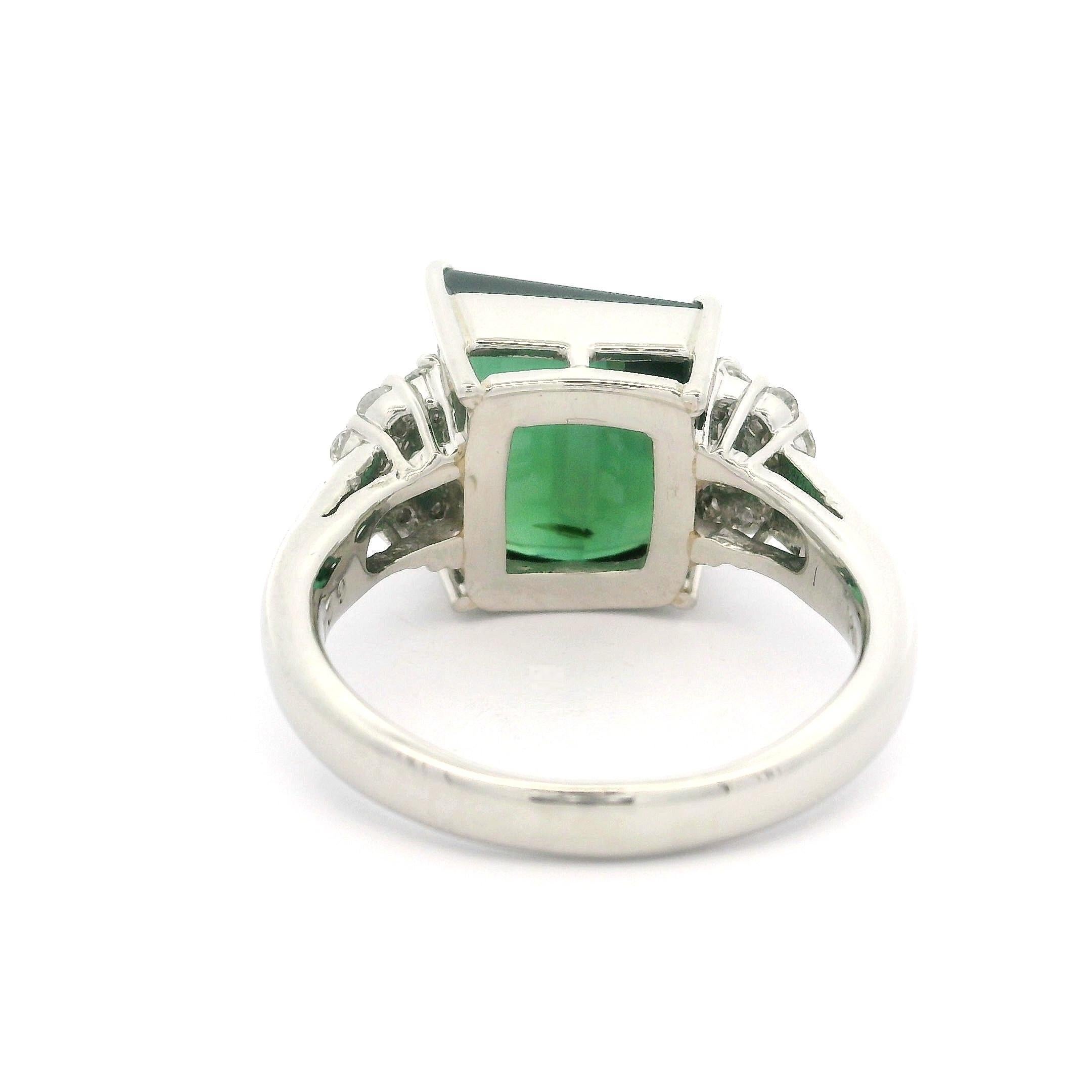 --Piedra(s):--
(1) Turmalina natural auténtica - talla cojín única - engastada - color verde muy bonito - 10,8x10,3 mm - 6,24 ct (exacta. estampada)
Numerosos Diamantes Naturales Auténticos - Talla Baguette y Redonda Brillante - Engastados en