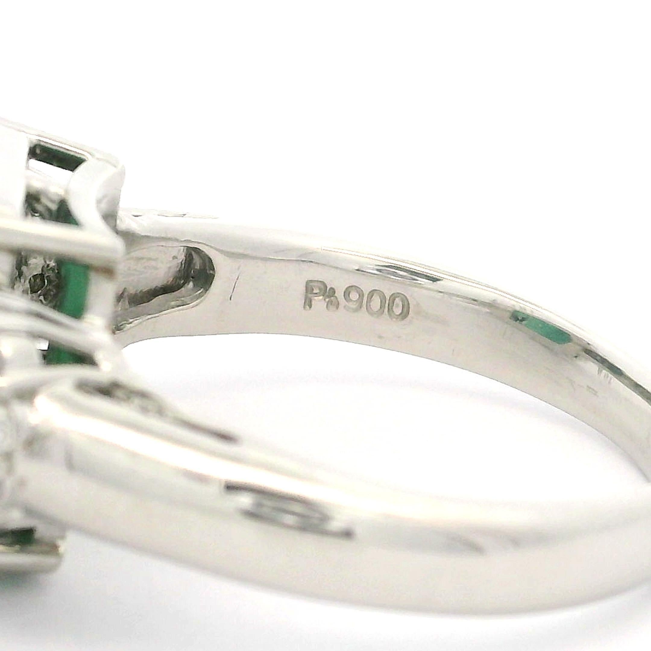 Anillo de cóctel único de platino con turmalina verde en cojín de 6,65 ct y diamantes en los lados Corte cojín en venta
