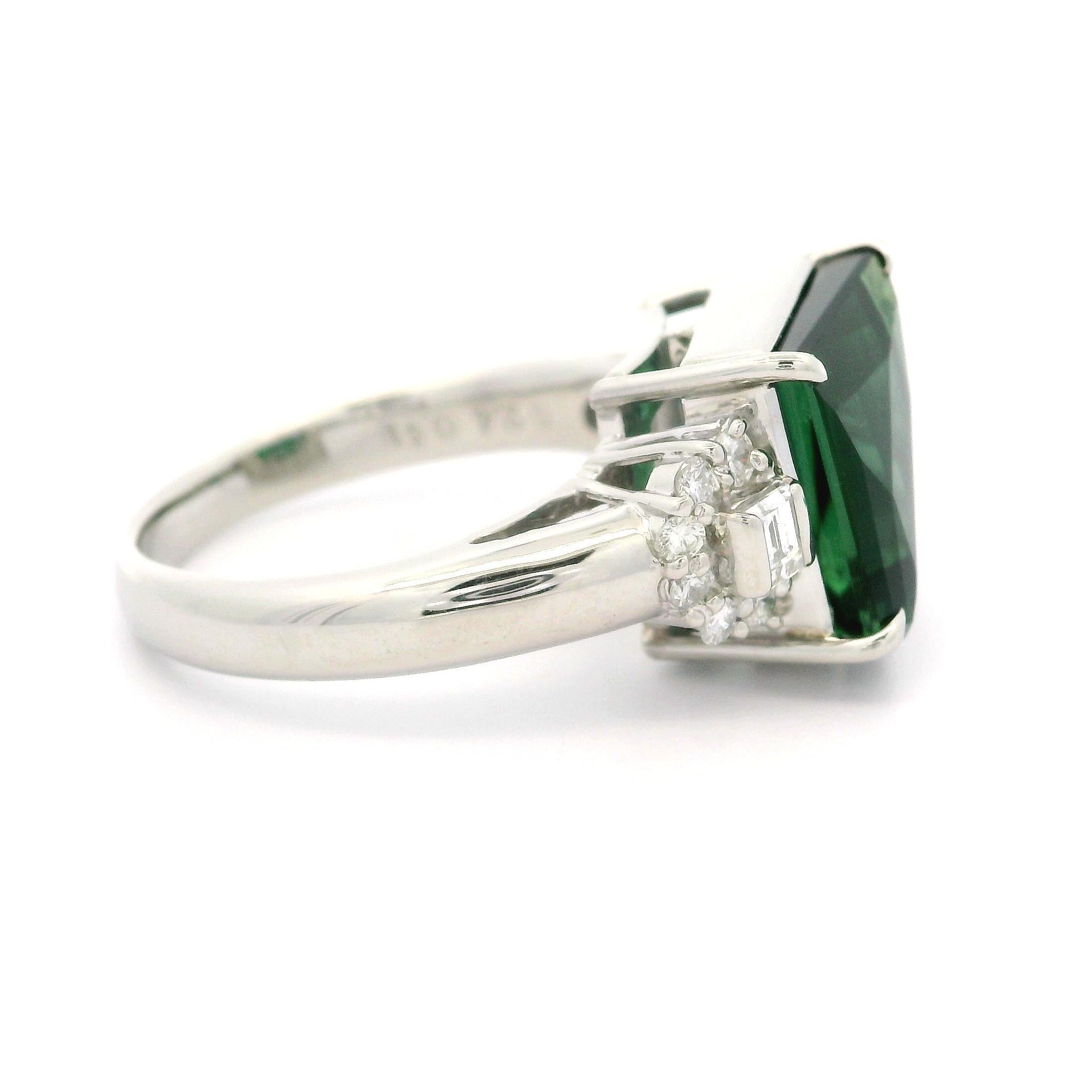 Anillo de cóctel único de platino con turmalina verde en cojín de 6,65 ct y diamantes en los lados en Excelente estado para la venta en Montclair, NJ