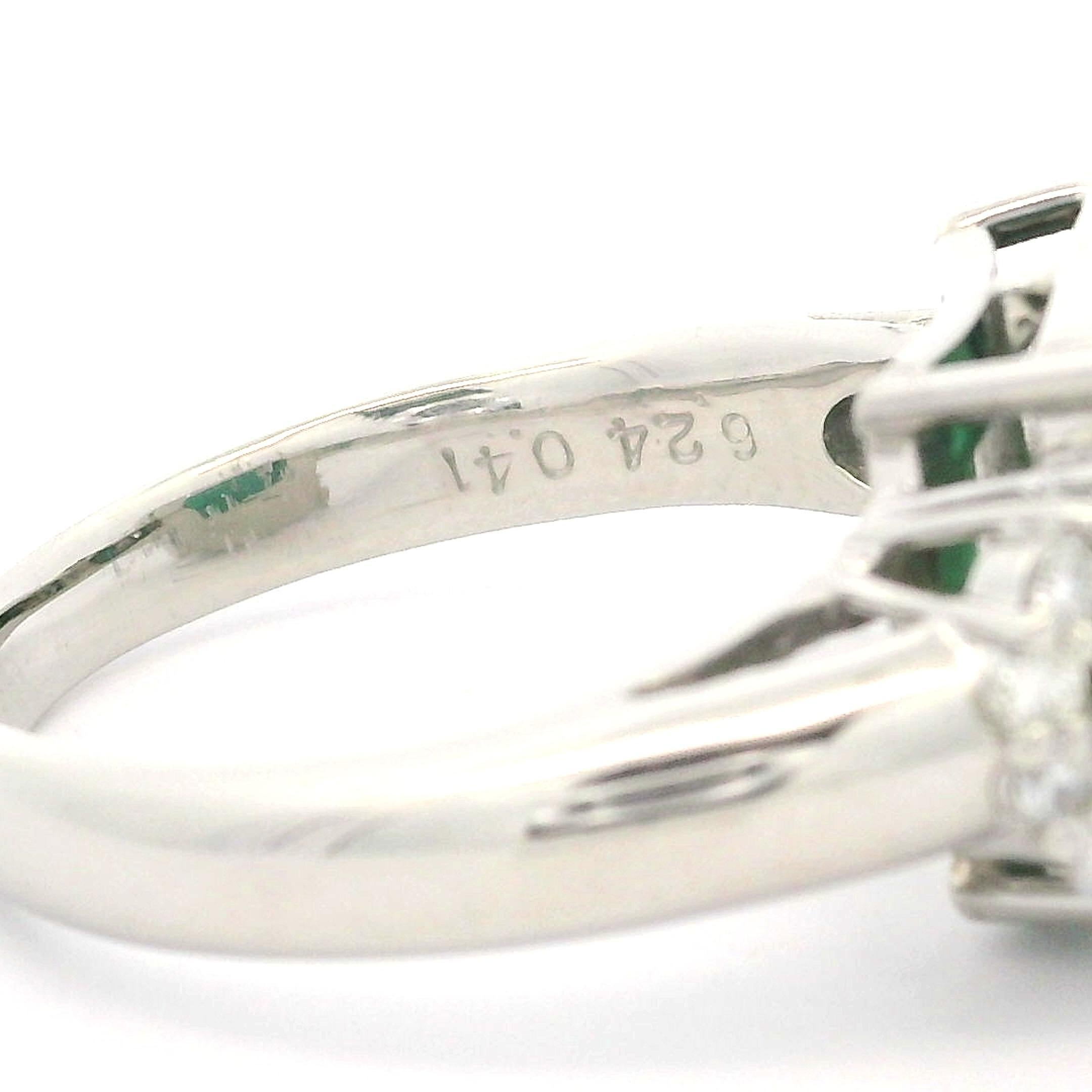 De las mujeres Anillo de cóctel único de platino con turmalina verde en cojín de 6,65 ct y diamantes en los lados en venta
