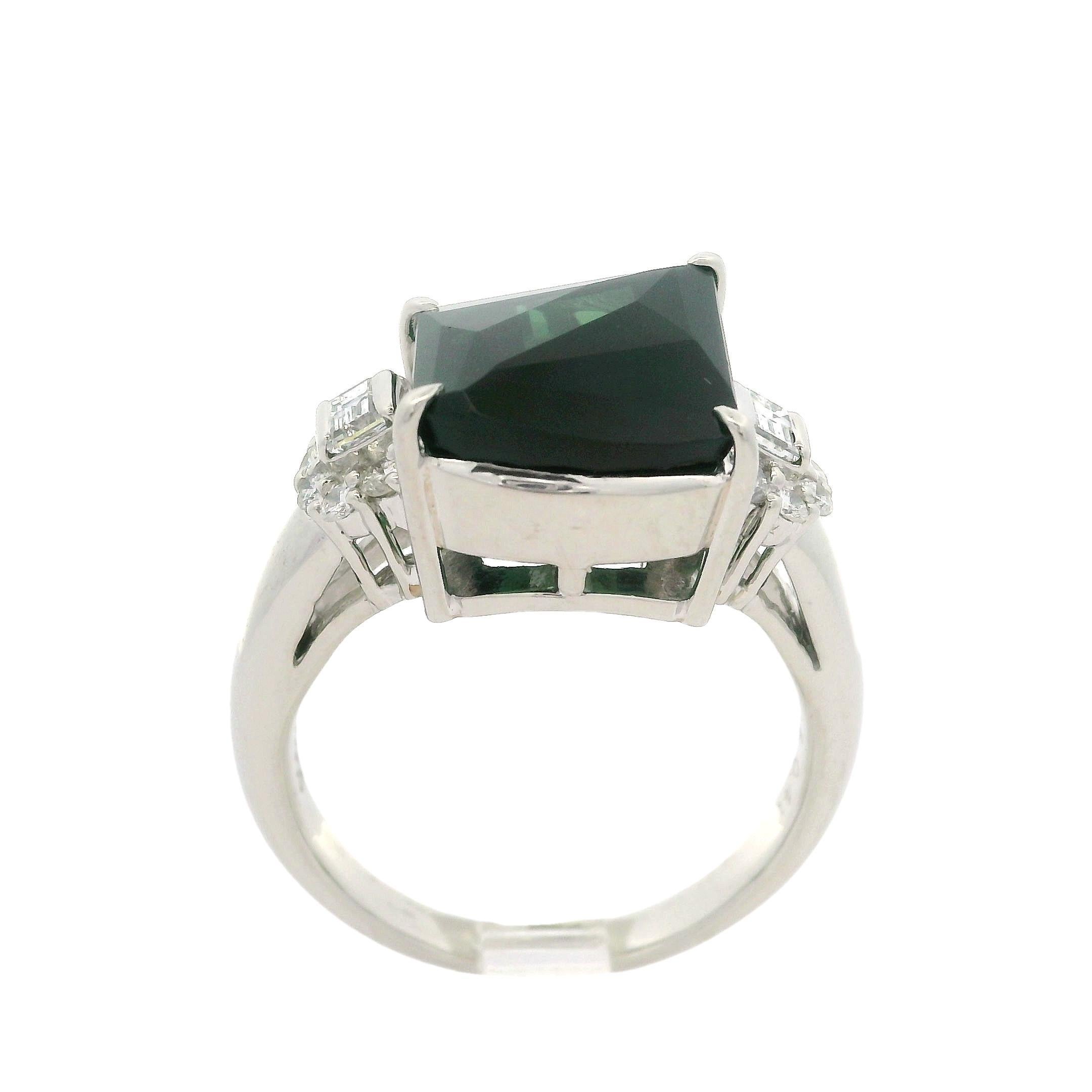 Anillo de cóctel único de platino con turmalina verde en cojín de 6,65 ct y diamantes en los lados en venta 1