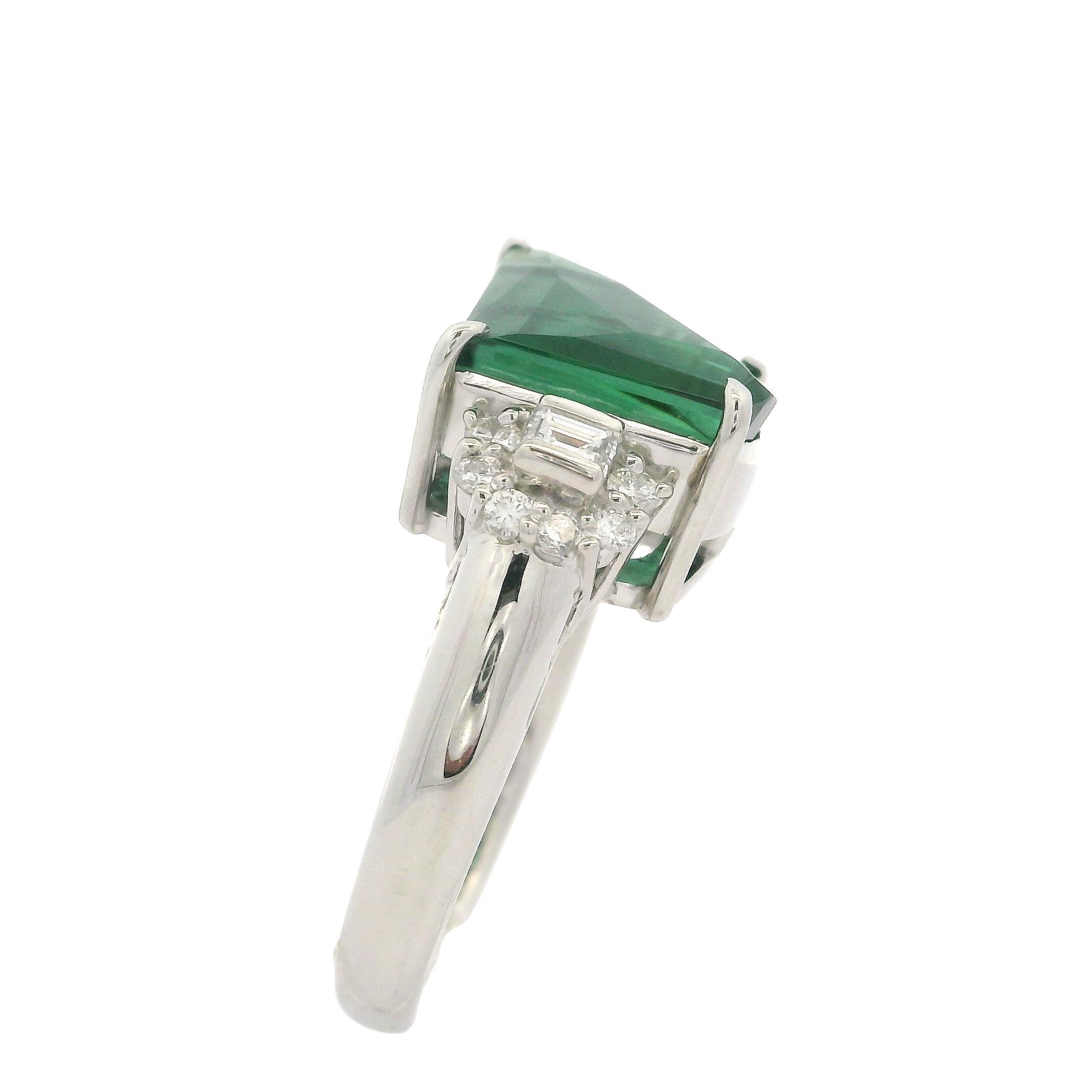Anillo de cóctel único de platino con turmalina verde en cojín de 6,65 ct y diamantes en los lados en venta 2