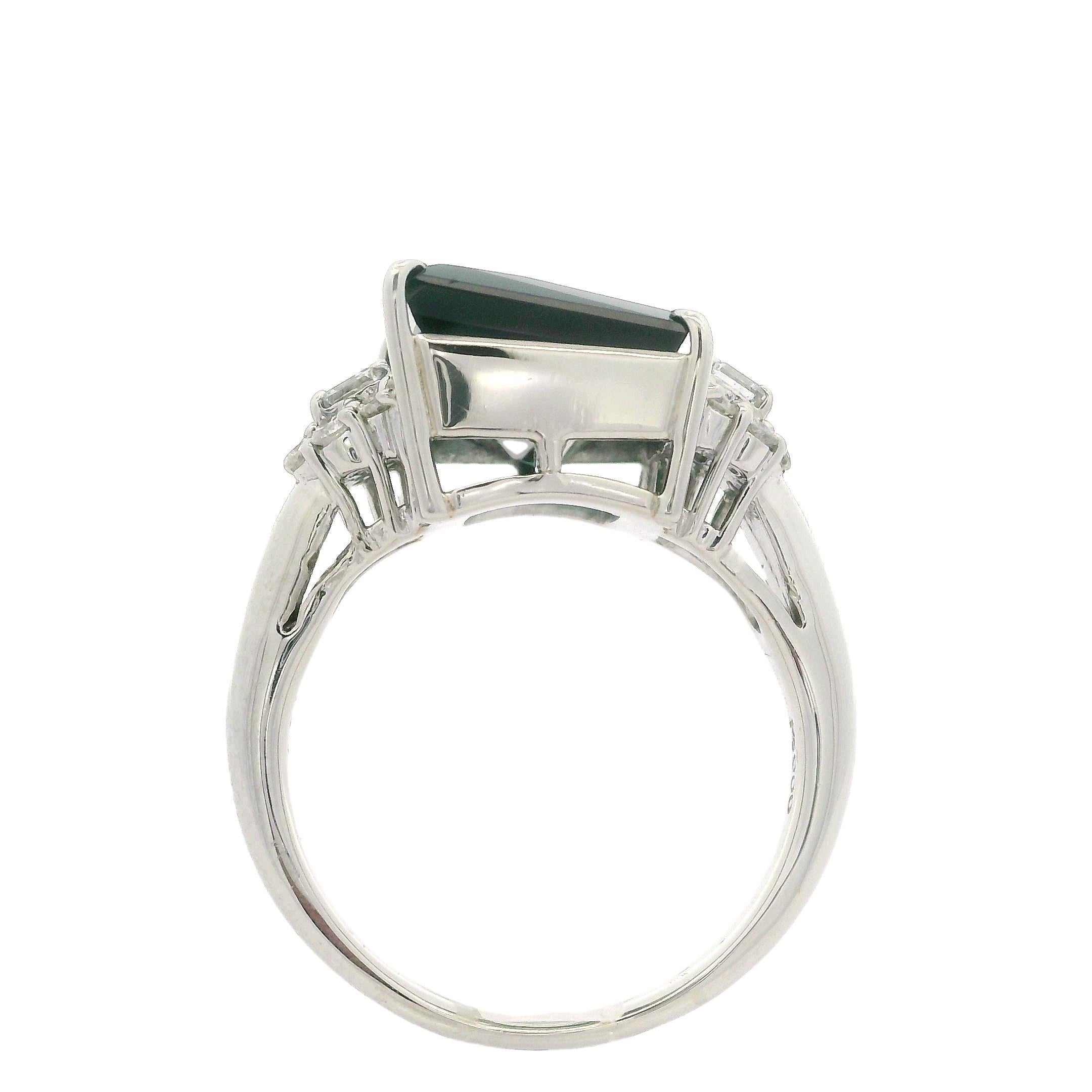 Anillo de cóctel único de platino con turmalina verde en cojín de 6,65 ct y diamantes en los lados en venta 3