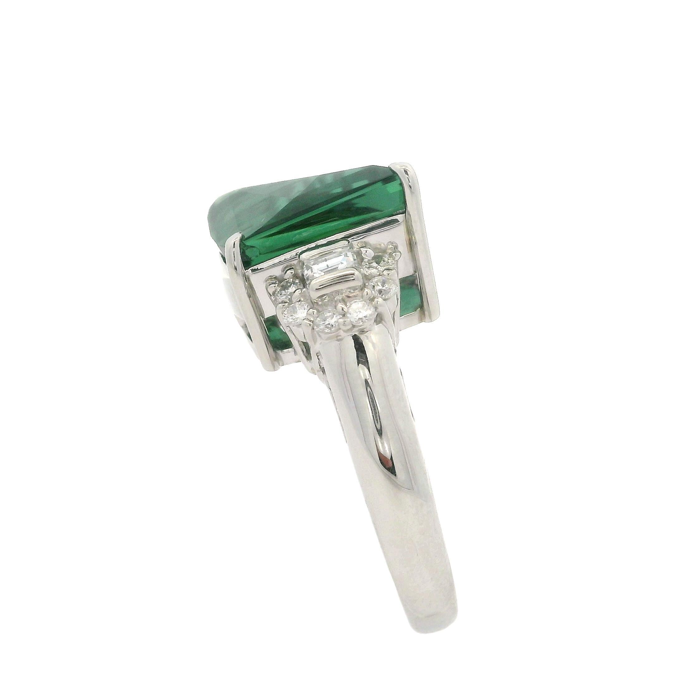 Anillo de cóctel único de platino con turmalina verde en cojín de 6,65 ct y diamantes en los lados en venta 4