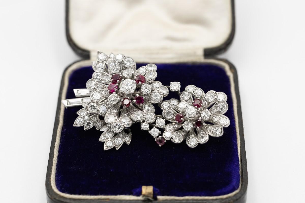 Unique brooch in the shape of flowers - a true jewelry masterpiece

We present a unique brooch with a unique design that combines elegance, luxury and the highest quality materials. Ideal both as an ornament and as an investment.

Product