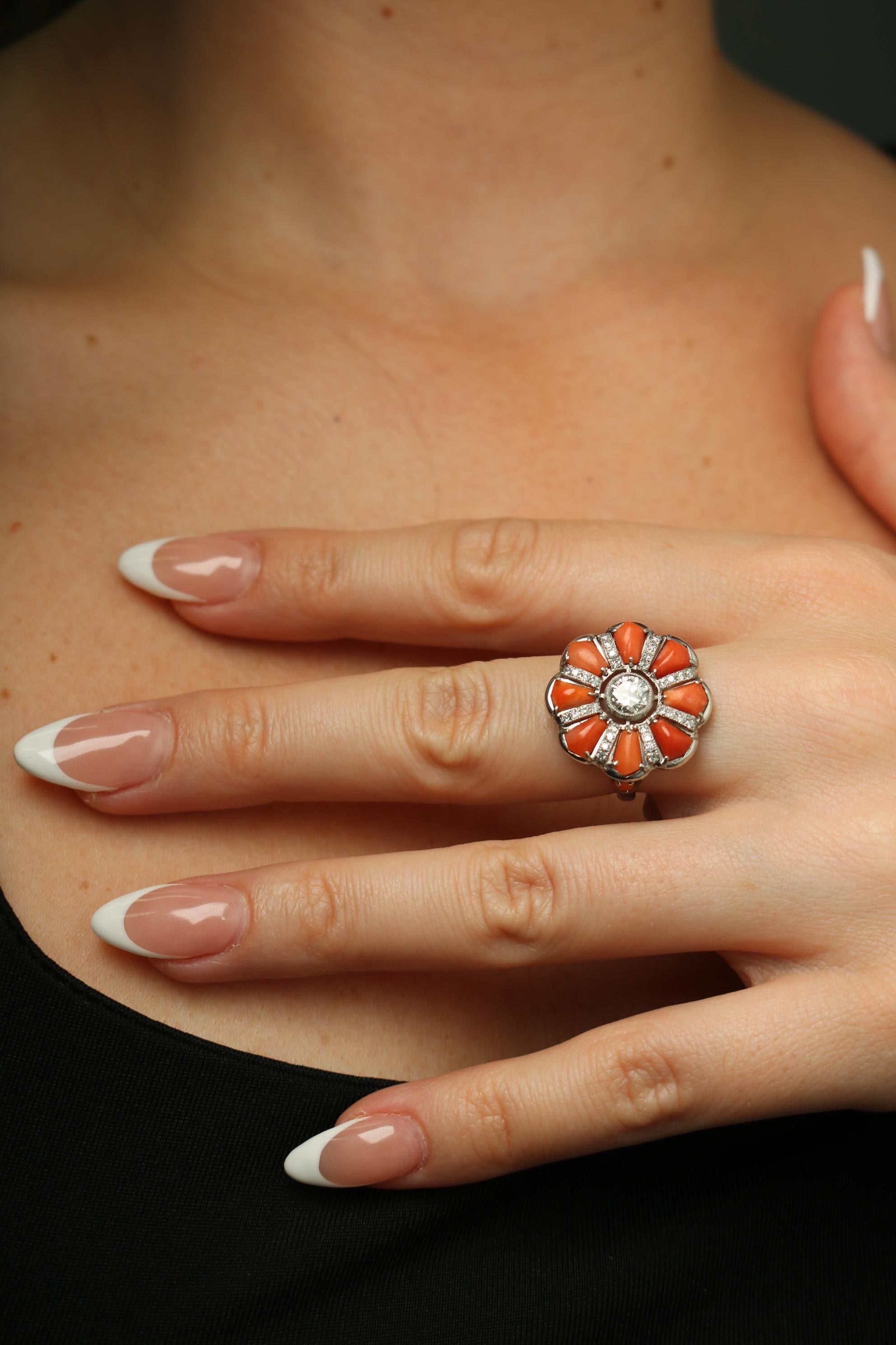 Art déco Bague unique en platine avec corail et diamant Accents de taille européenne ~0,92 ct de diamant en vente