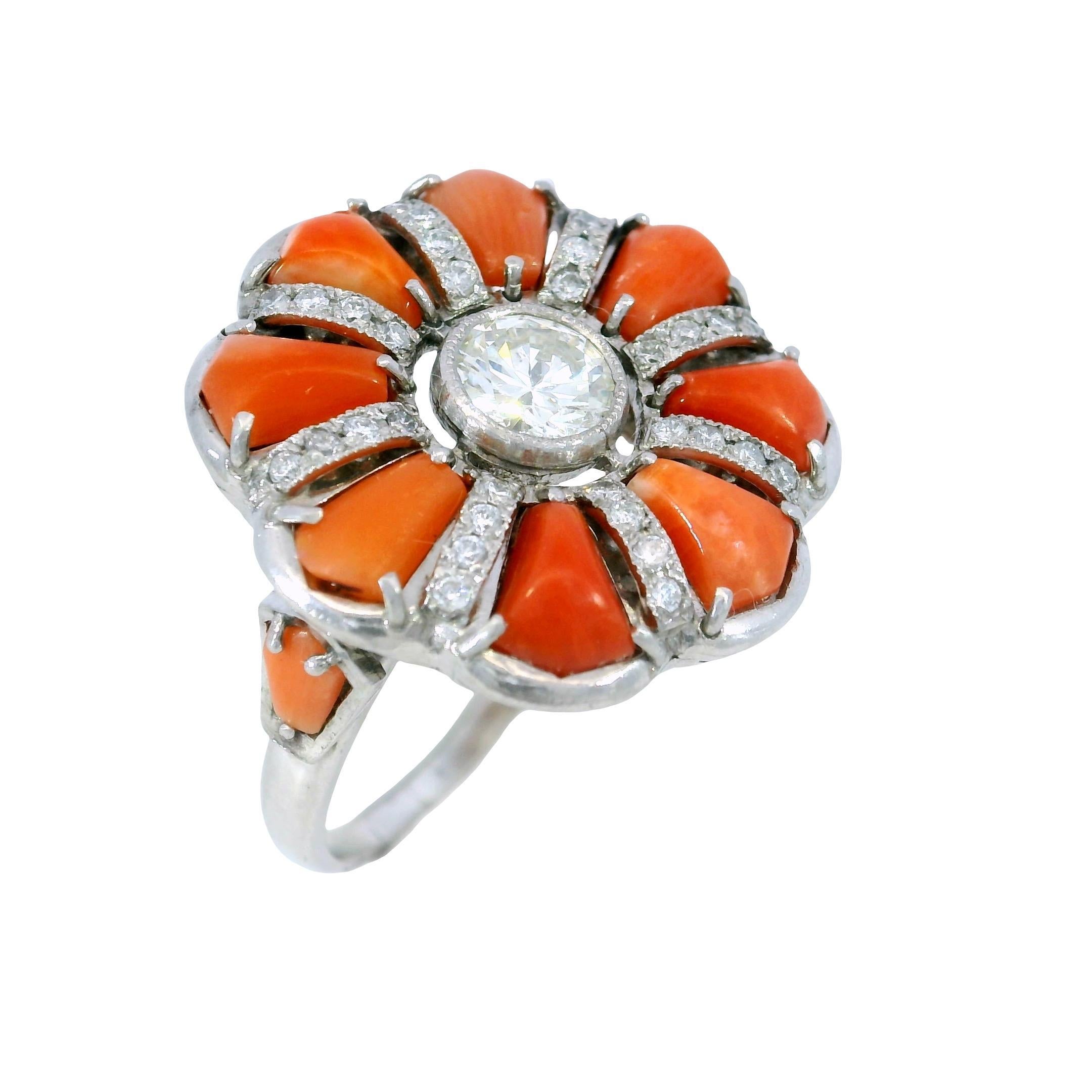 Taille vieille Europe Bague unique en platine avec corail et diamant Accents de taille européenne ~0,92 ct de diamant en vente