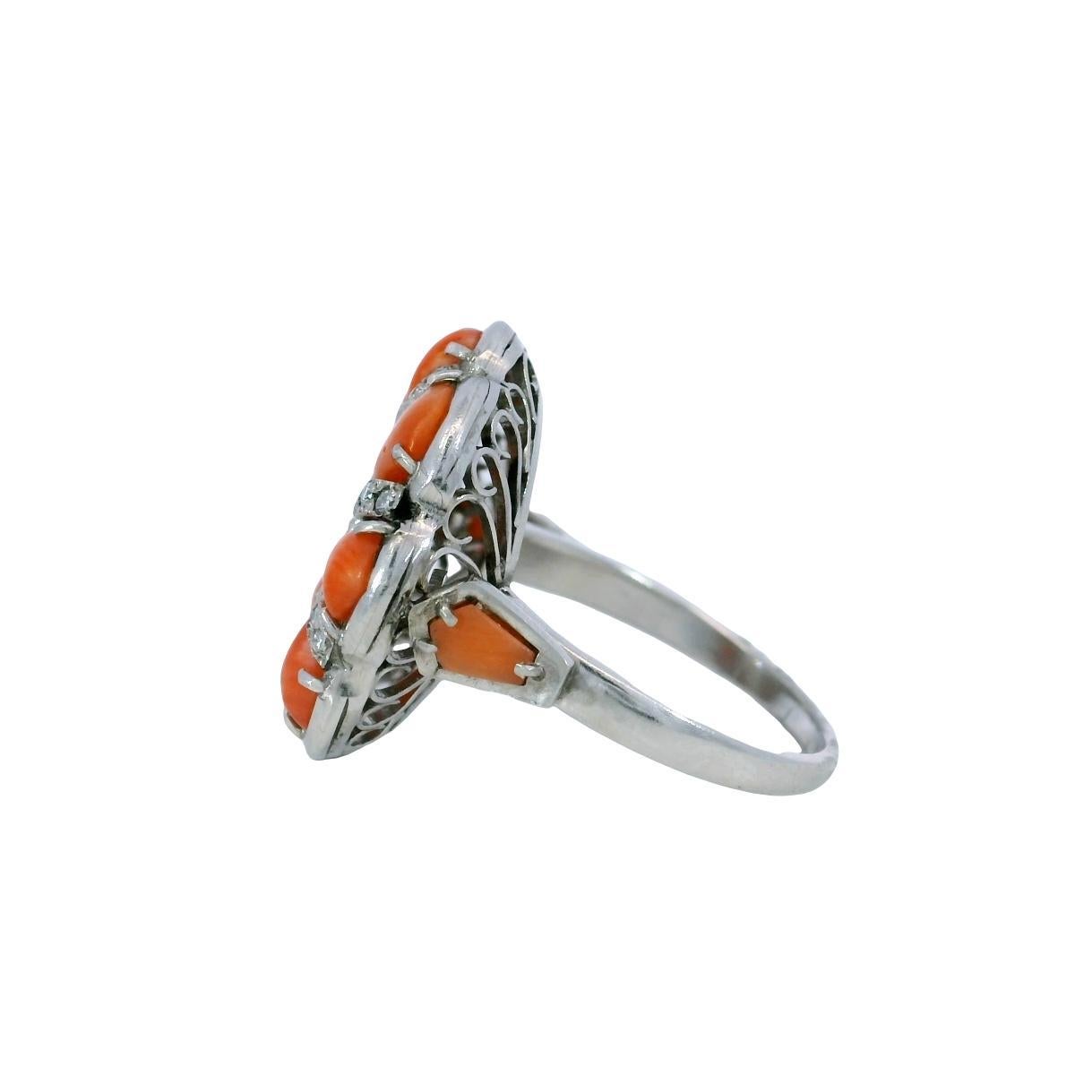 Bague unique en platine avec corail et diamant Accents de taille européenne ~0,92 ct de diamant Excellent état - En vente à Fairfield, CT