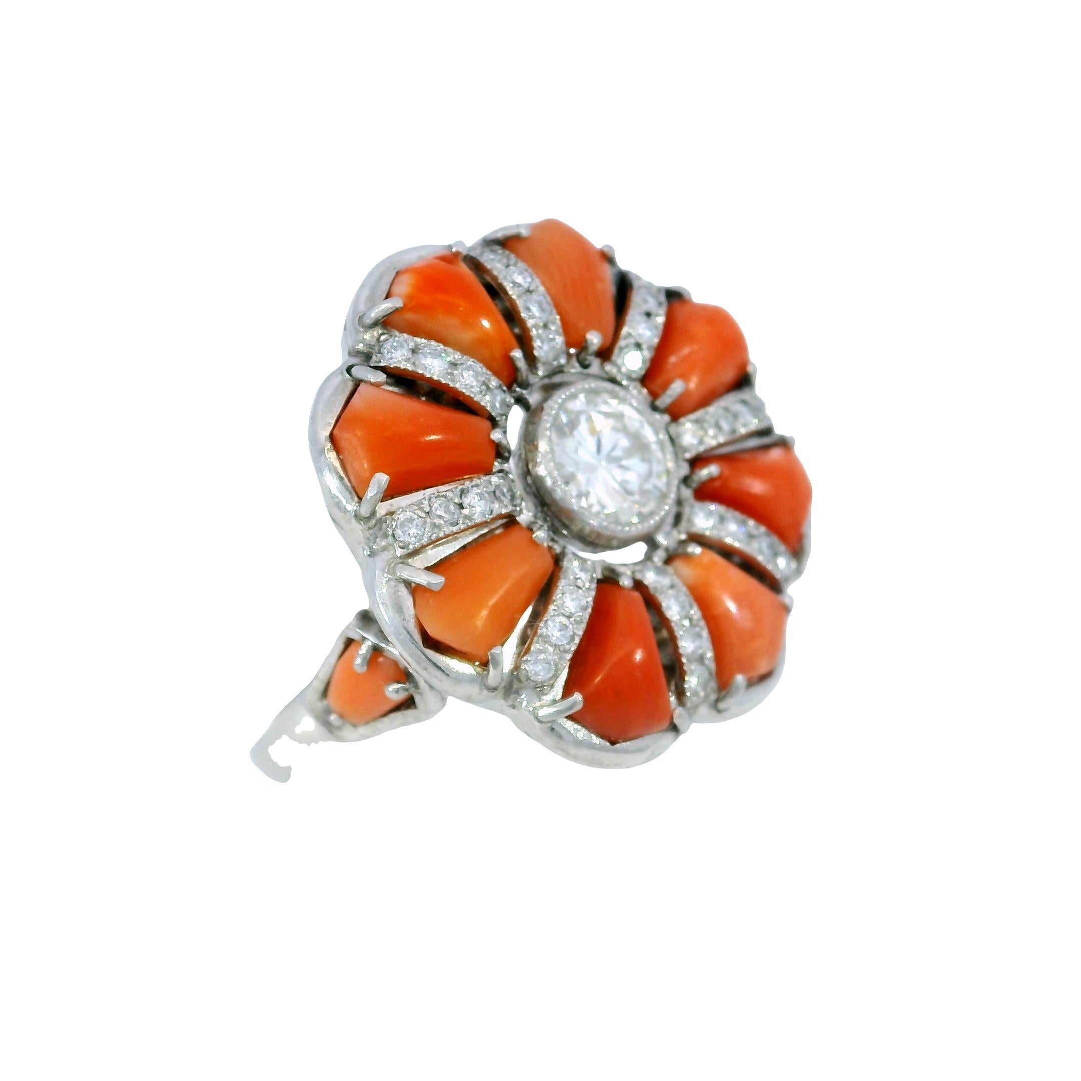 Bague unique en platine avec corail et diamant Accents de taille européenne ~0,92 ct de diamant en vente 2