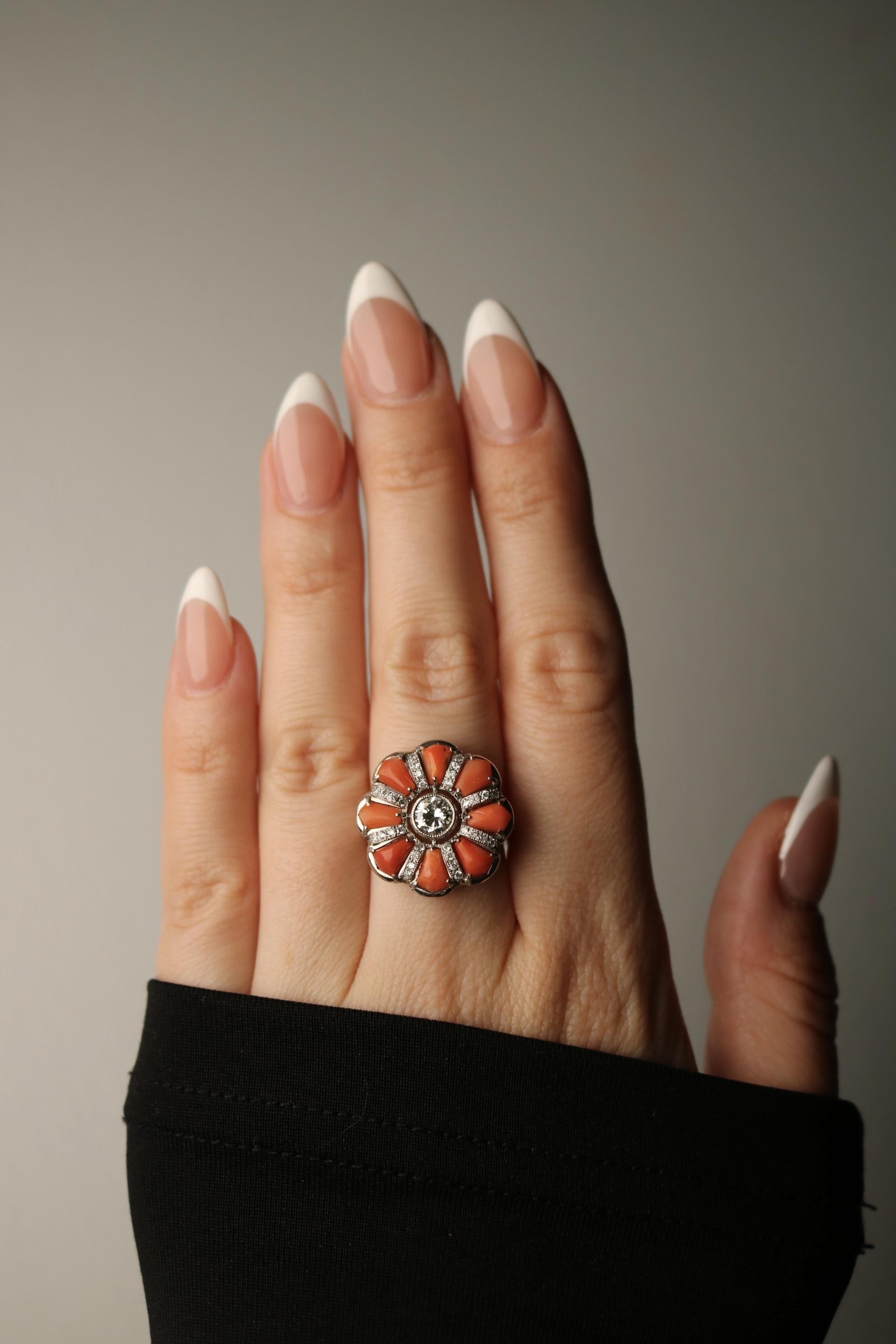 Bague unique en platine avec corail et diamant Accents de taille européenne ~0,92 ct de diamant en vente 3