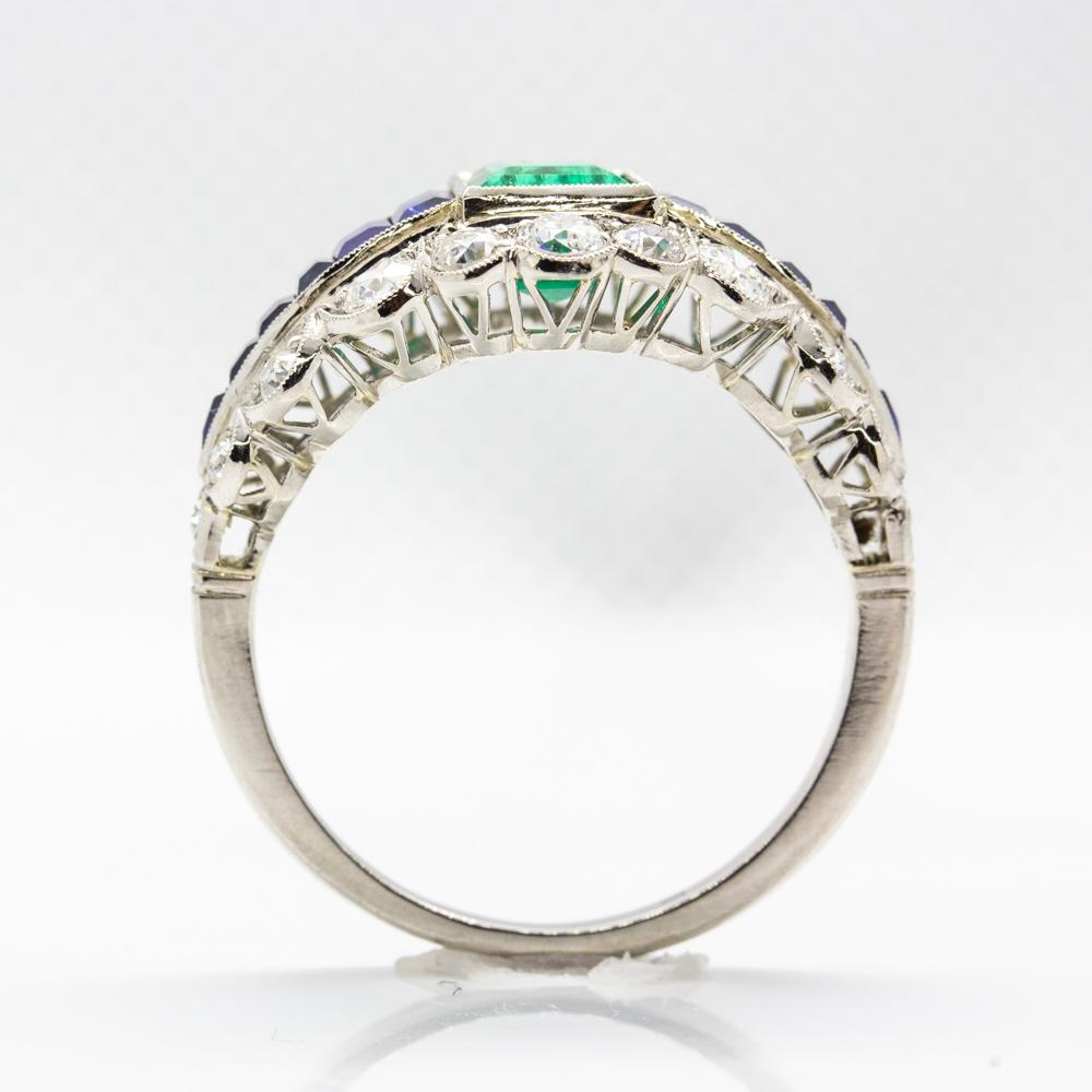Estate Platinum Emerald, Sapphire and Diamond Engagement Ring im Zustand „Hervorragend“ im Angebot in Miami, FL