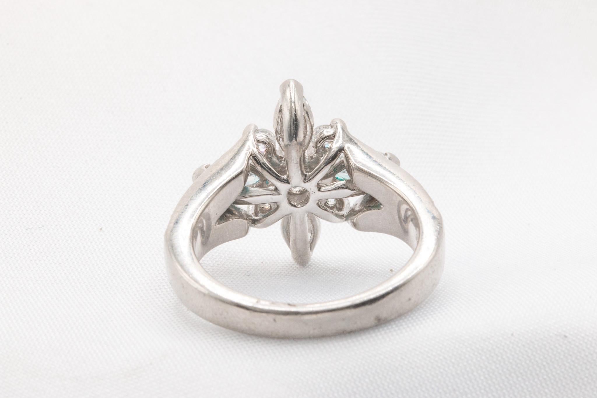 Taglio rotondo Anello unico in platino con fiore da 1,65 carati totali di diamanti in vendita