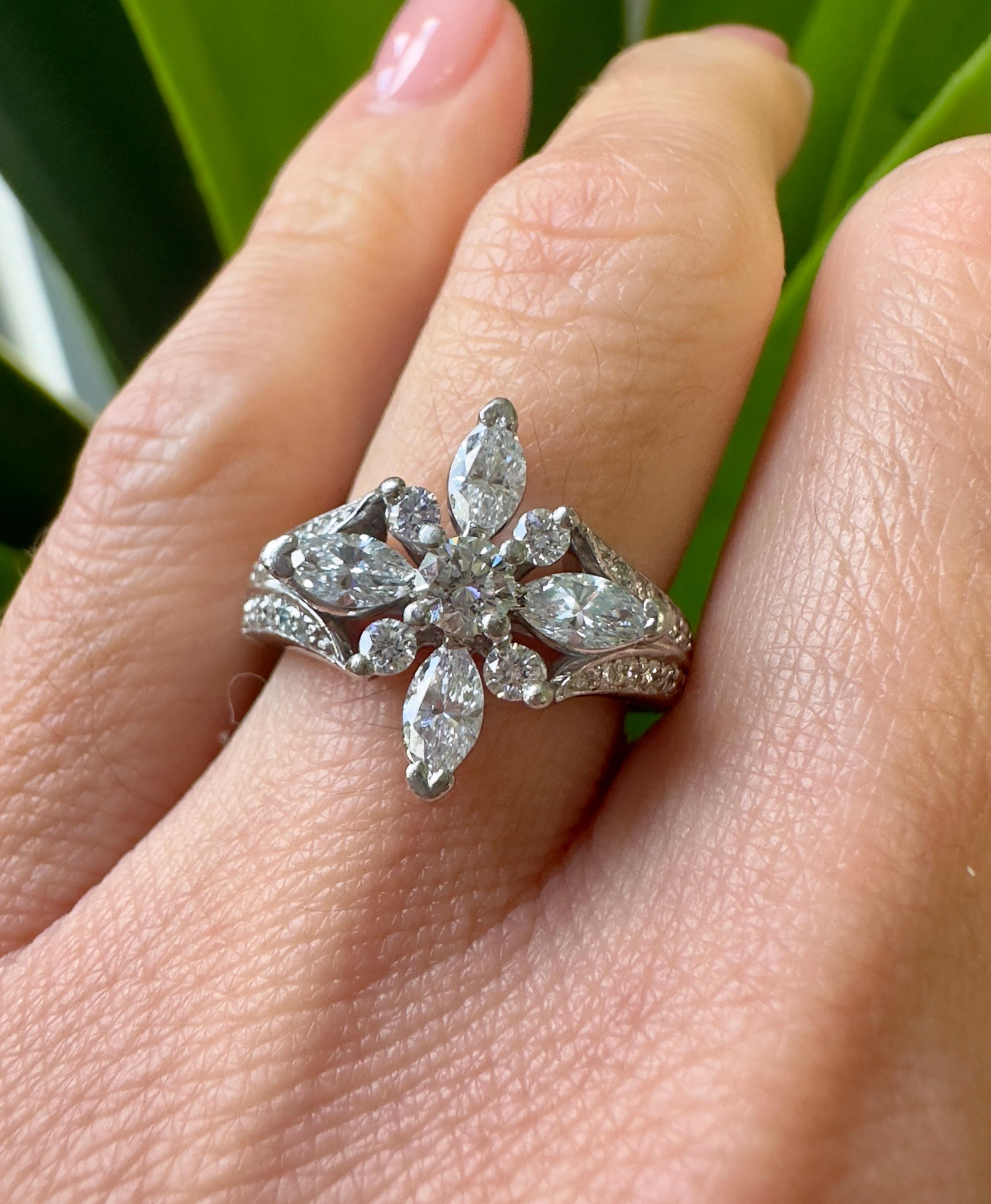 Anello unico in platino con fiore da 1,65 carati totali di diamanti In condizioni buone in vendita a Houston, TX