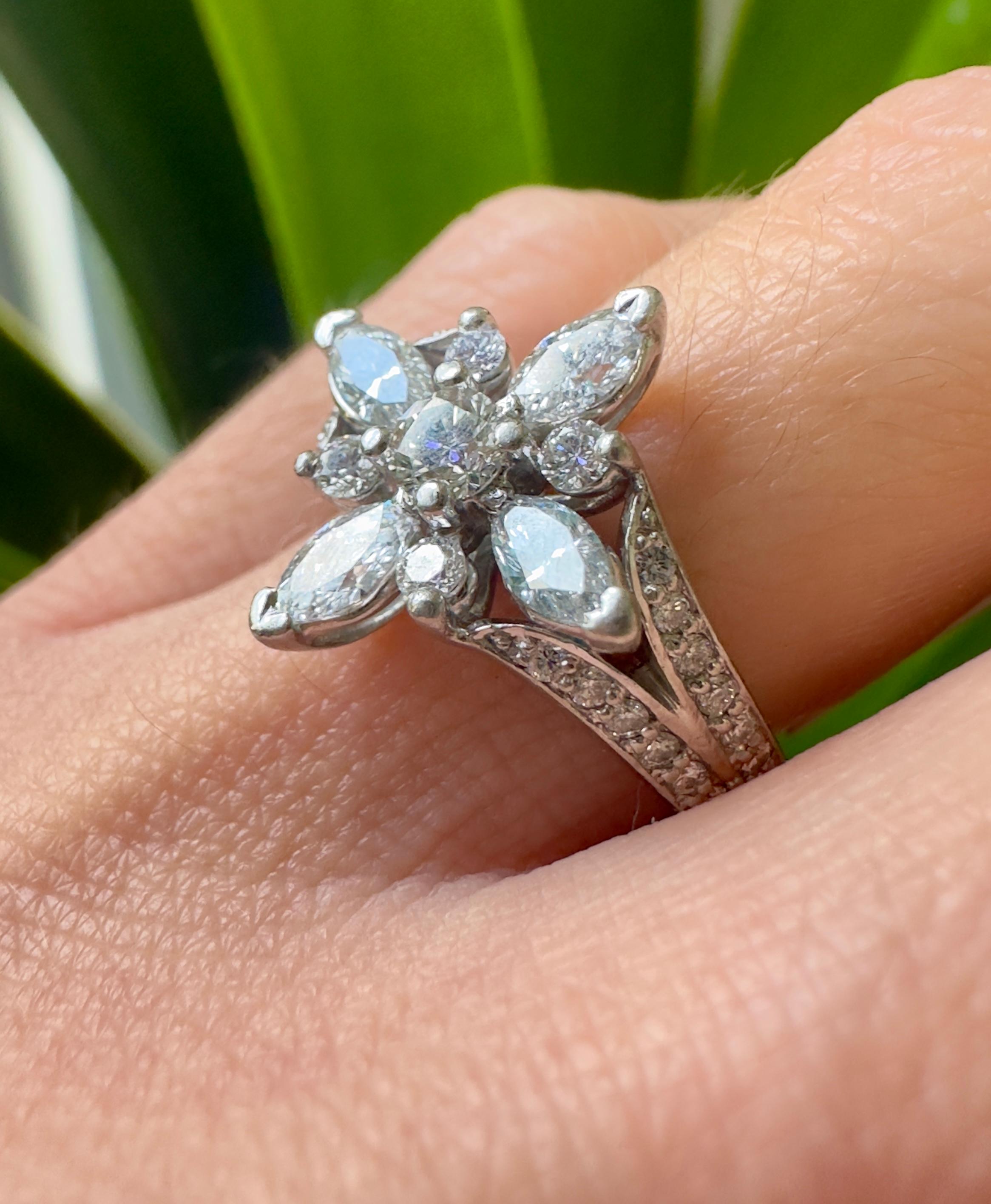 Donna Anello unico in platino con fiore da 1,65 carati totali di diamanti in vendita