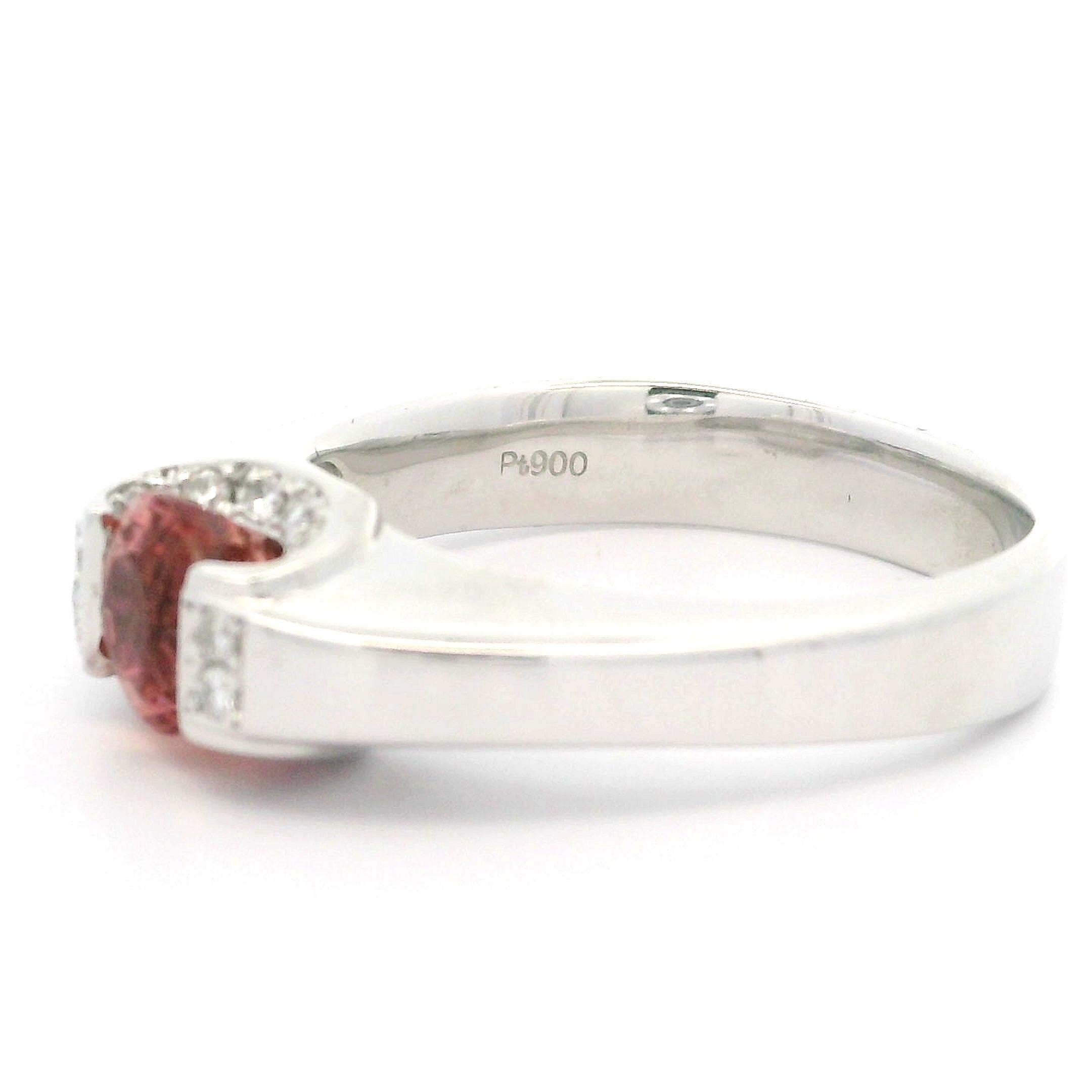 Taglio cuscino Unico anello in platino GIA con zaffiro rosa padparadscha e diamanti da 1,31 ct. in vendita