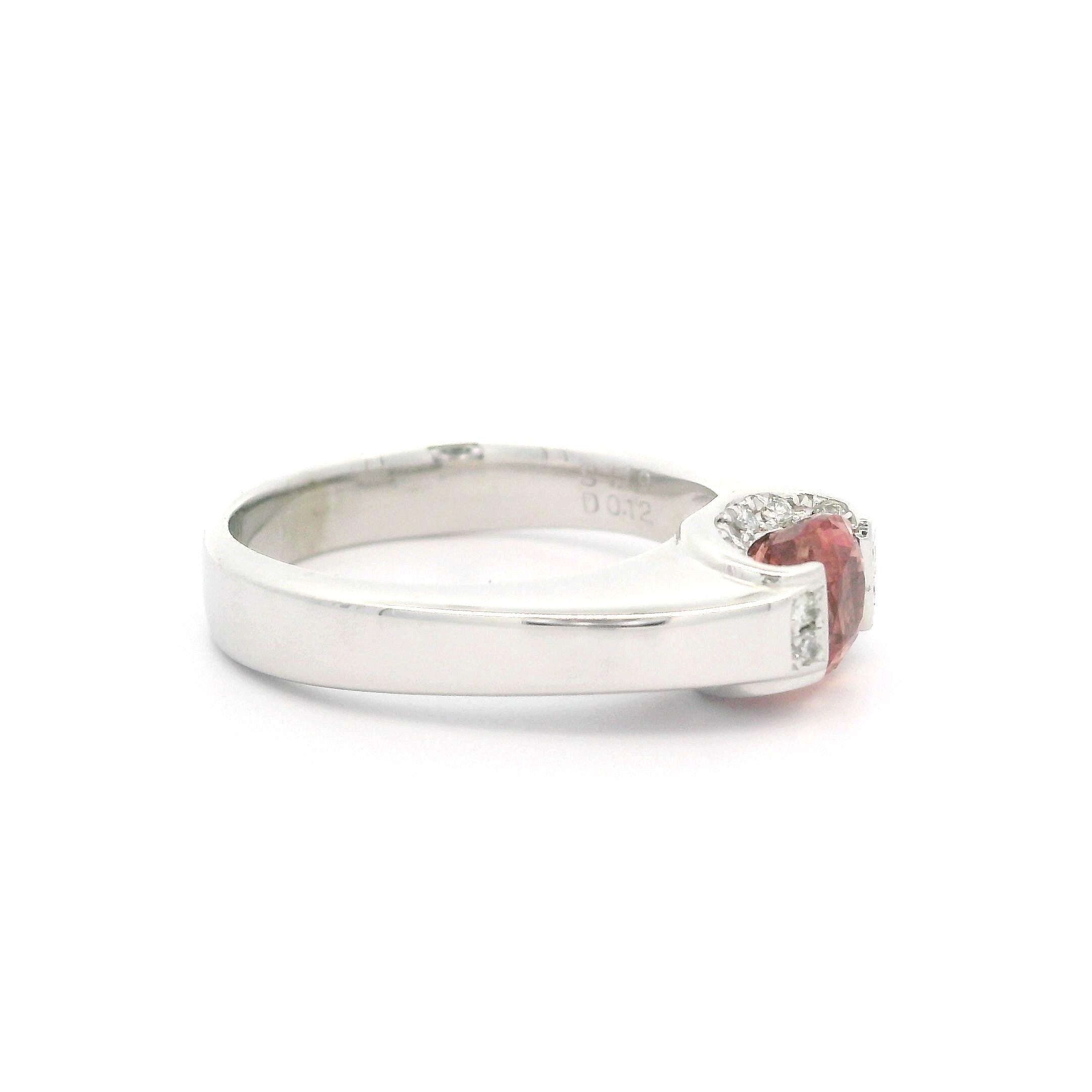 Donna Unico anello in platino GIA con zaffiro rosa padparadscha e diamanti da 1,31 ct. in vendita