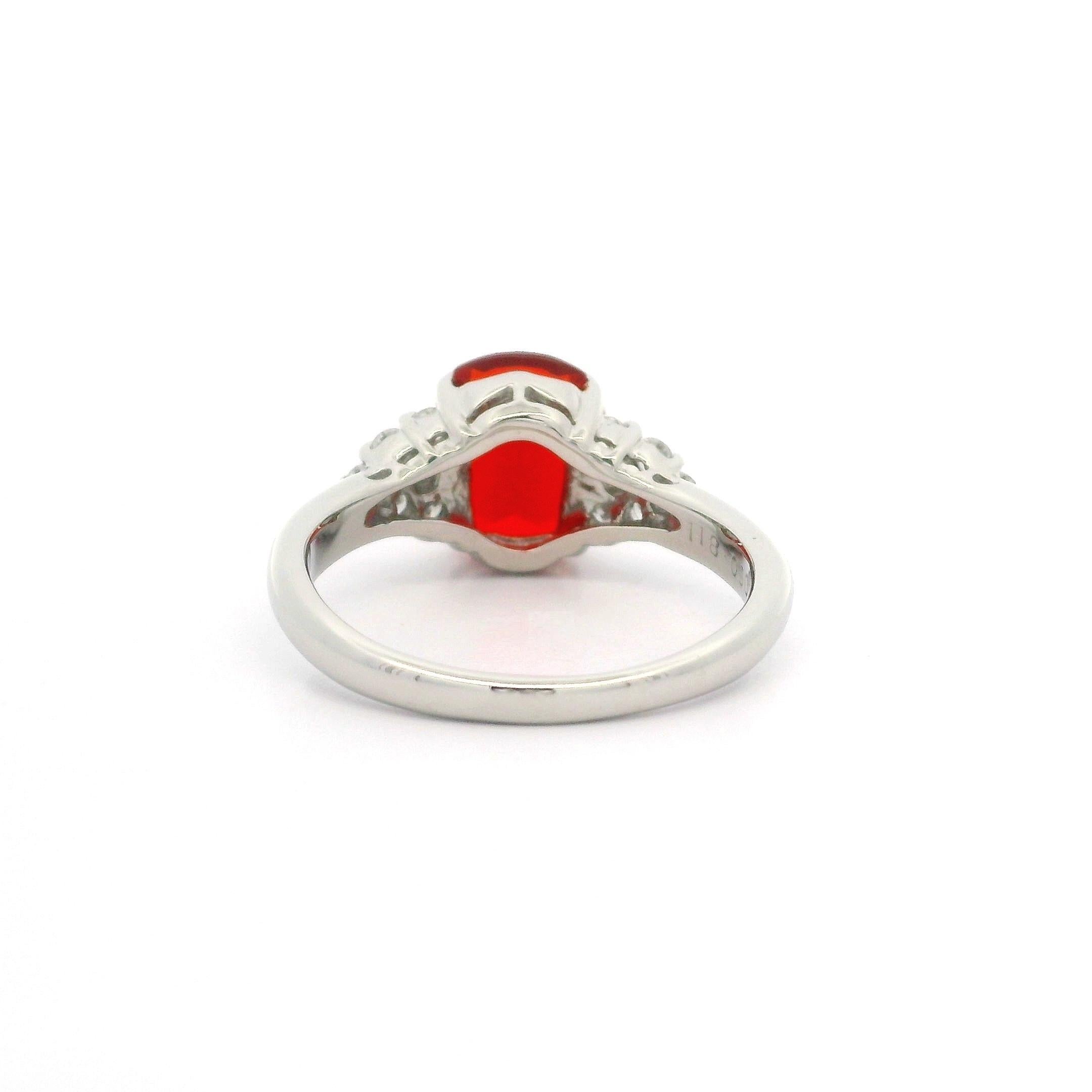 Anello unico in platino di alta qualità con opale di fuoco messicano e diamanti laterali da 1,48 carati in vendita 6