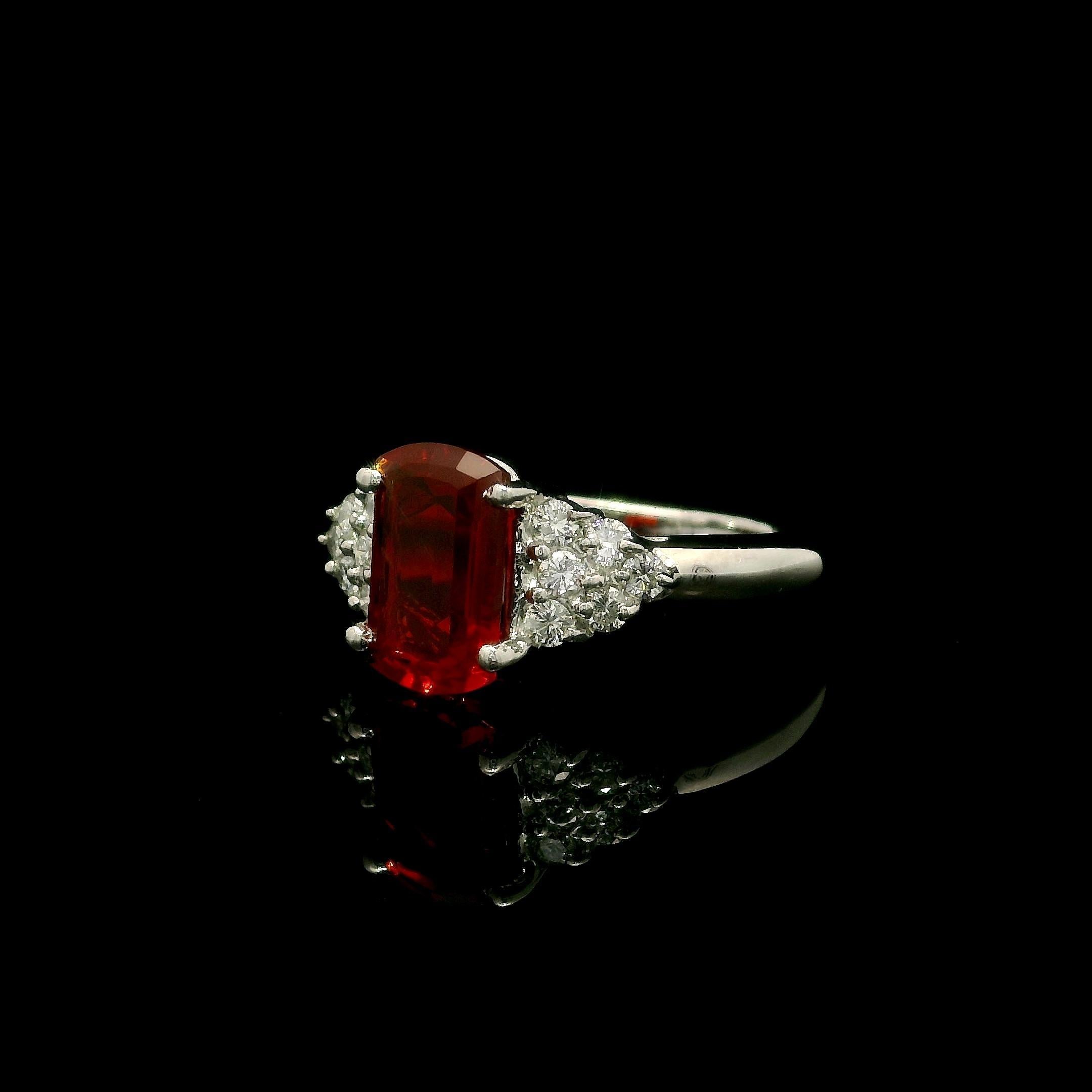 DA VEDERE DI PERSONA!!!
--Pietre: --
(1) Opale naturale autentico - Taglio unico arrotondato a gradini - Incastonato - Alta qualità - Colore arancione fiammeggiante - 9,7x6,1 mm - 1,18ct (esatto)
(12) Diamanti naturali autentici - taglio rotondo