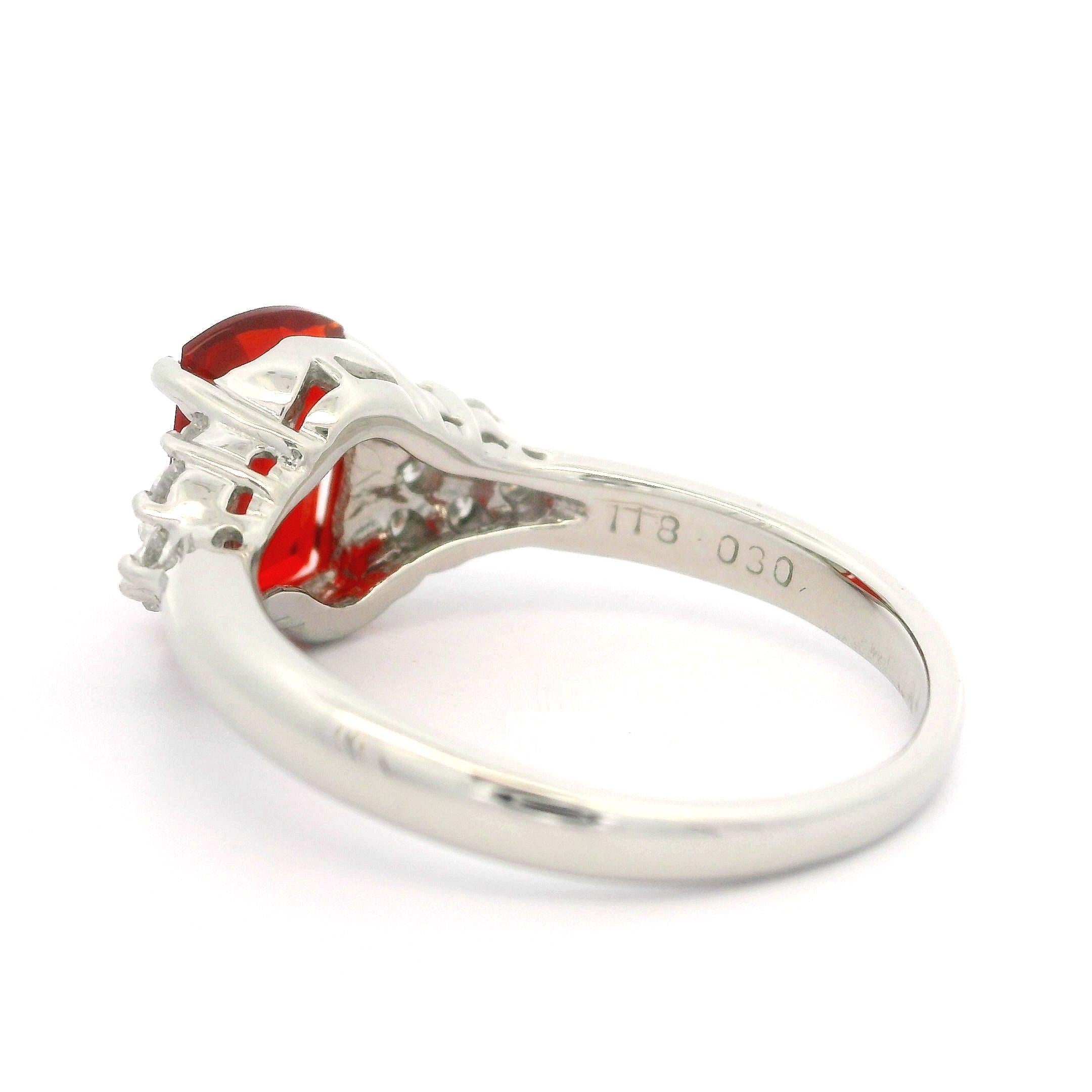 Anello unico in platino di alta qualità con opale di fuoco messicano e diamanti laterali da 1,48 carati In condizioni ottime in vendita a Montclair, NJ