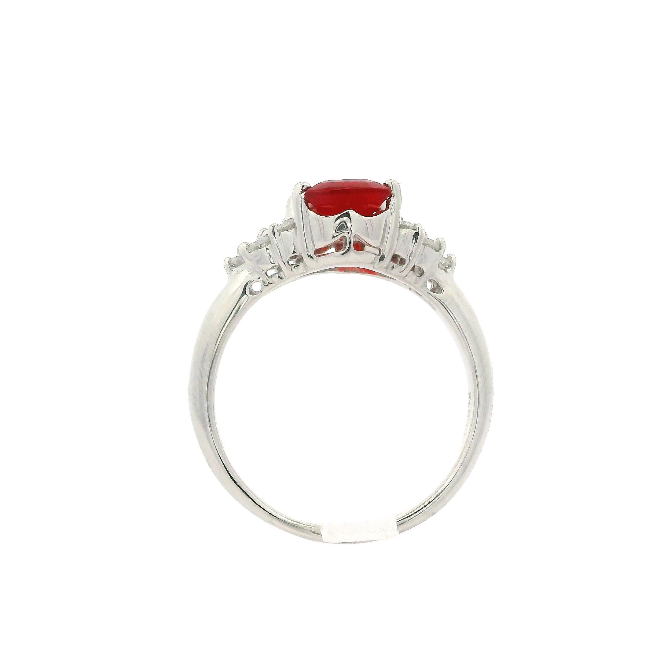 Anello unico in platino di alta qualità con opale di fuoco messicano e diamanti laterali da 1,48 carati in vendita 1