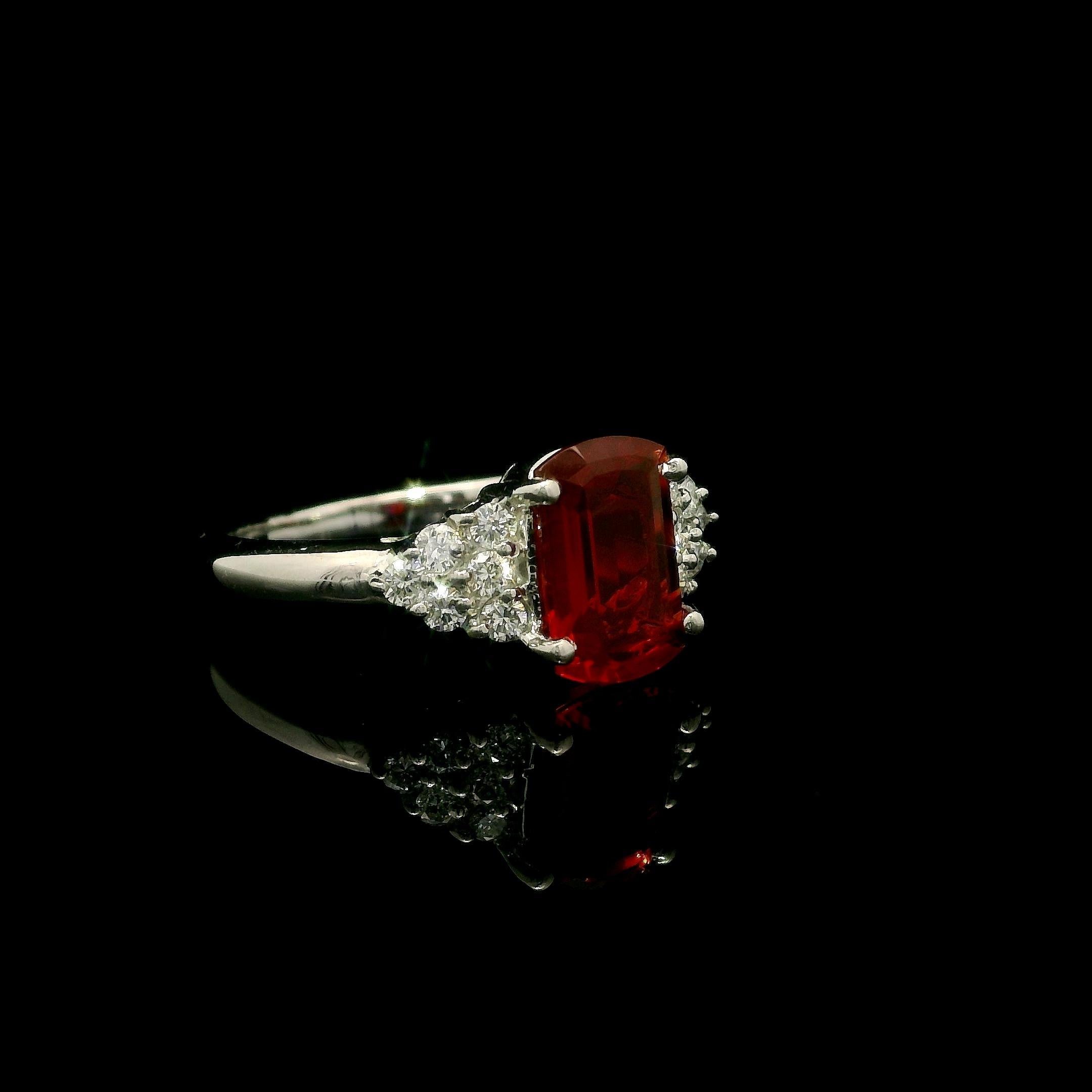 Anello unico in platino di alta qualità con opale di fuoco messicano e diamanti laterali da 1,48 carati in vendita 2