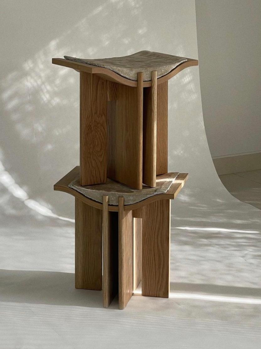 Taburete único, de madera contrachapada, roble y papel Joanne Odisho
Dimensiones:  An 30 x Pr 45 x Al 45 cm
Materiales: Contrachapado, Roble Americano, Bomba de Papel.

Joanne Odisho es una diseñadora comprometida con las prácticas sostenibles, que