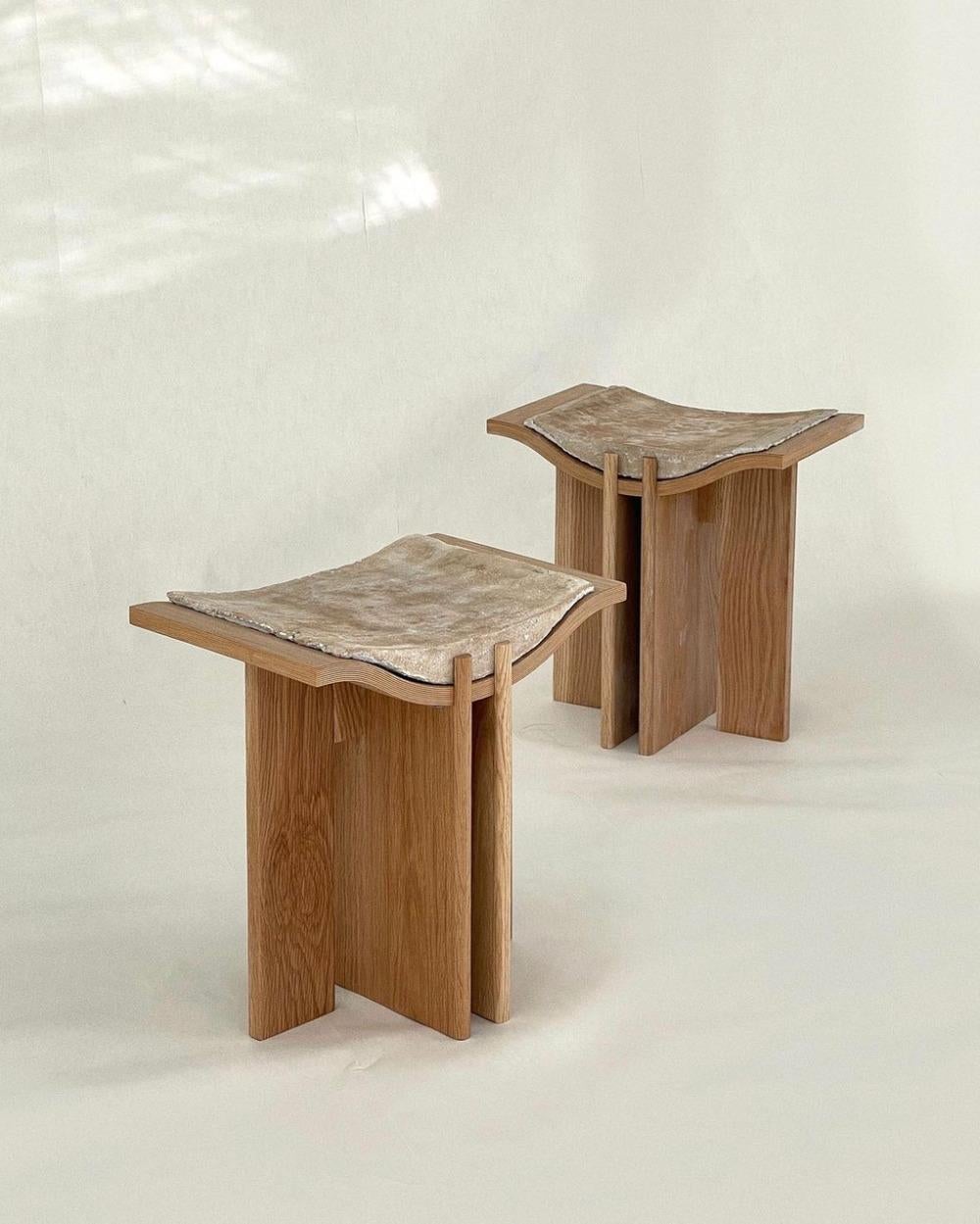 Taburete único, de madera contrachapada, roble y papel Joanne Odisho Posmoderno en venta