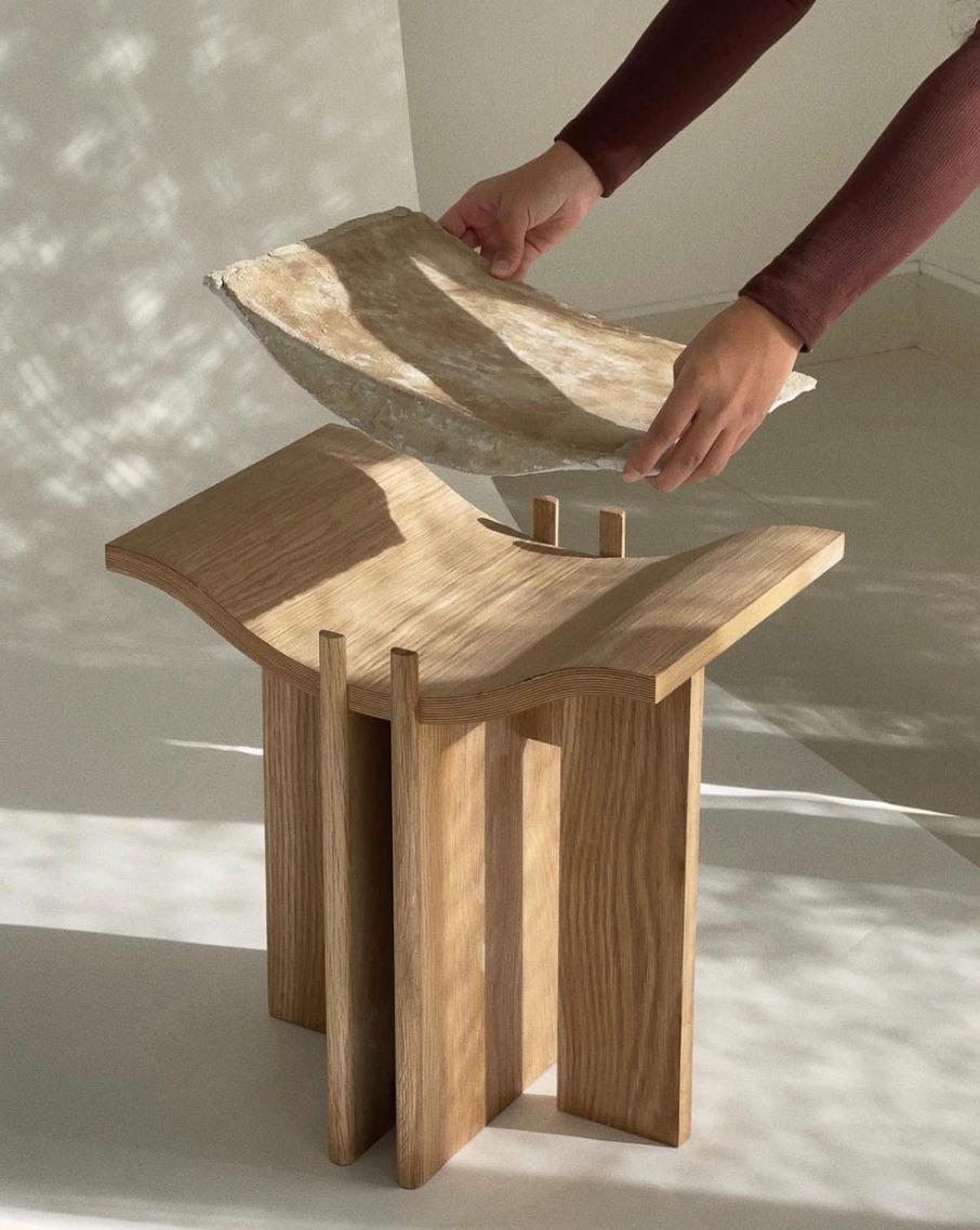 Taburete único, de madera contrachapada, roble y papel Joanne Odisho Australiano en venta