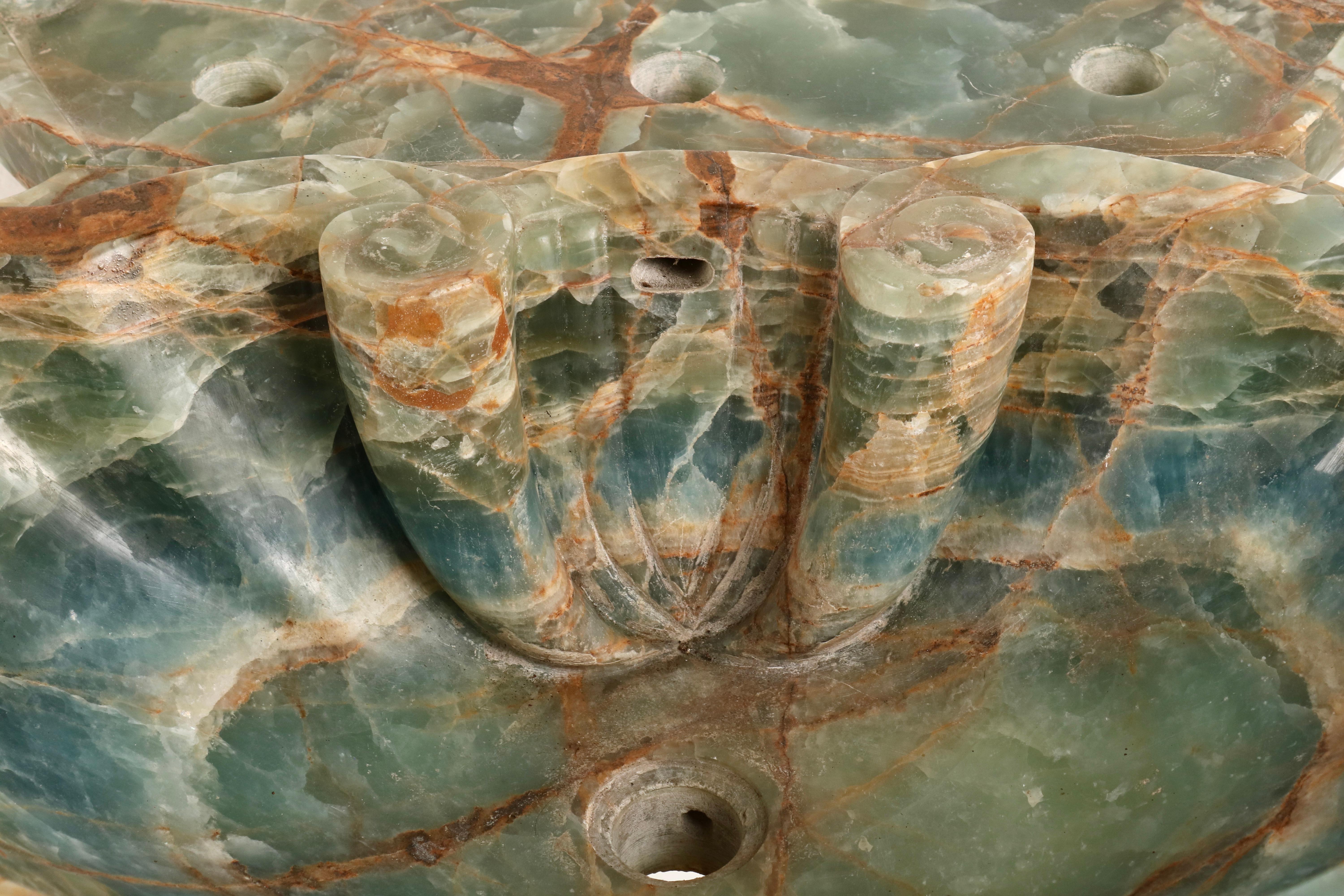 Dieses einzigartige polychrome Waschbecken aus Alabaster ist eine atemberaubende Verschmelzung von Kunstfertigkeit und Funktionalität des italienischen Designs der 70er Jahre. Die ätherischen Farbtöne und die exquisite Maserung erwecken ein Gefühl