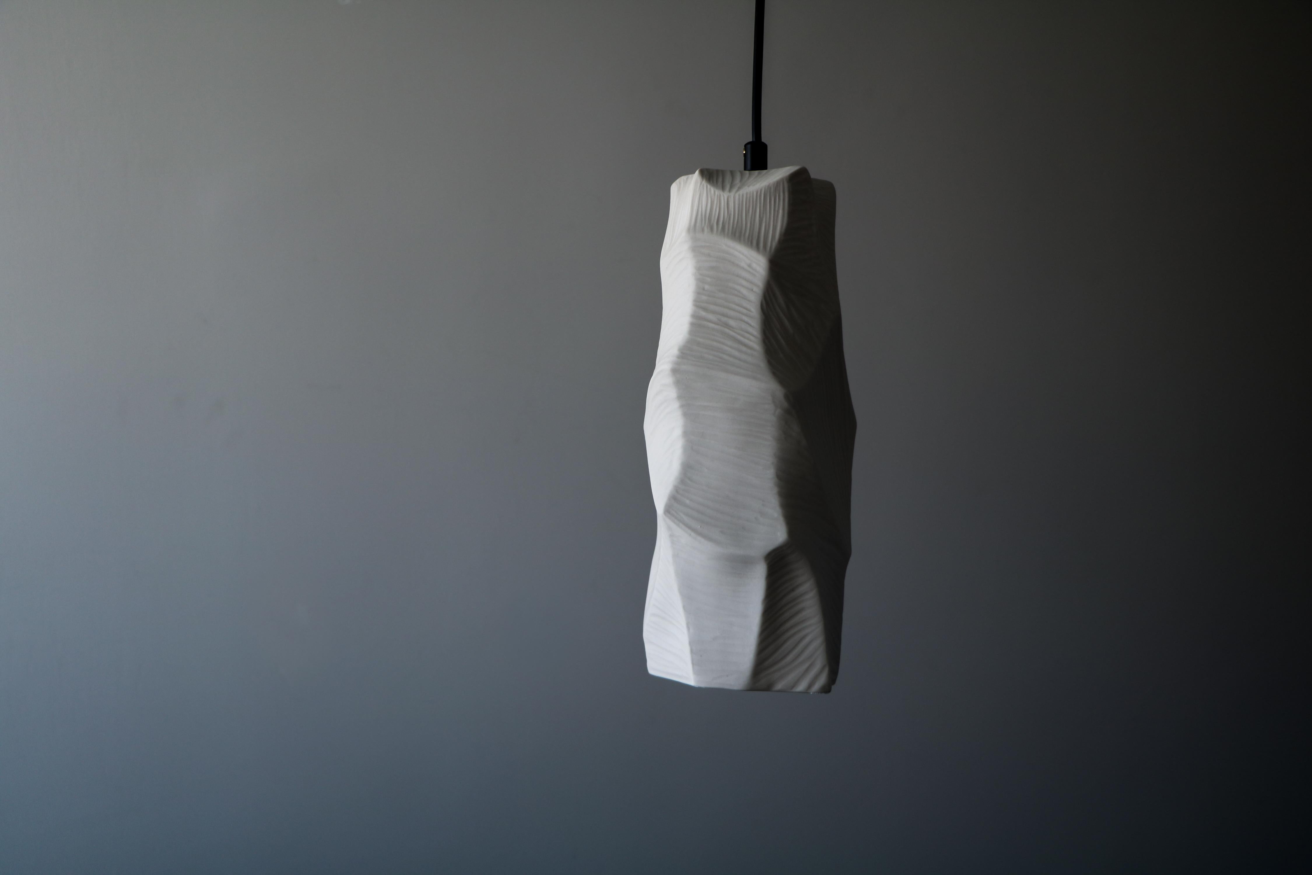 Einzigartige Hängeleuchte aus Porzellanstein Ceren Gurkan
Abmessungen: 10 x 10 x 32 cm 
MATERIAL: Porzellan, Messing

Alle unsere Lampen können je nach Land verkabelt werden. Wenn es in die USA verkauft wird, wird es zum Beispiel für die USA